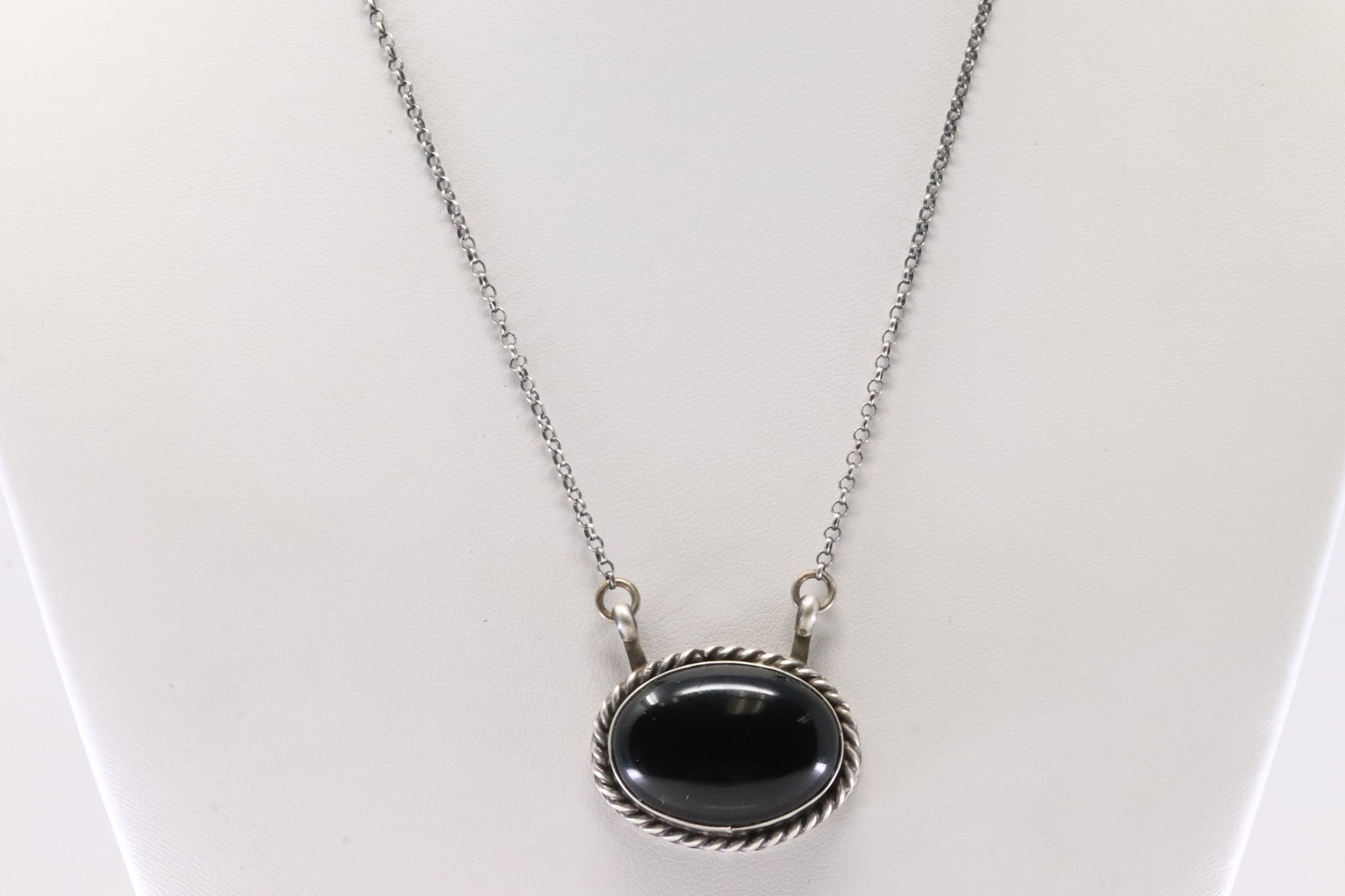 Native America Navajo Sterling Silver Black Onyx Necklace By Donovan Skeets.: This is a Native America Navajo Sterling Silver Black Onyx Necklace By Donovan Skeets. Necklace length: 18.00"