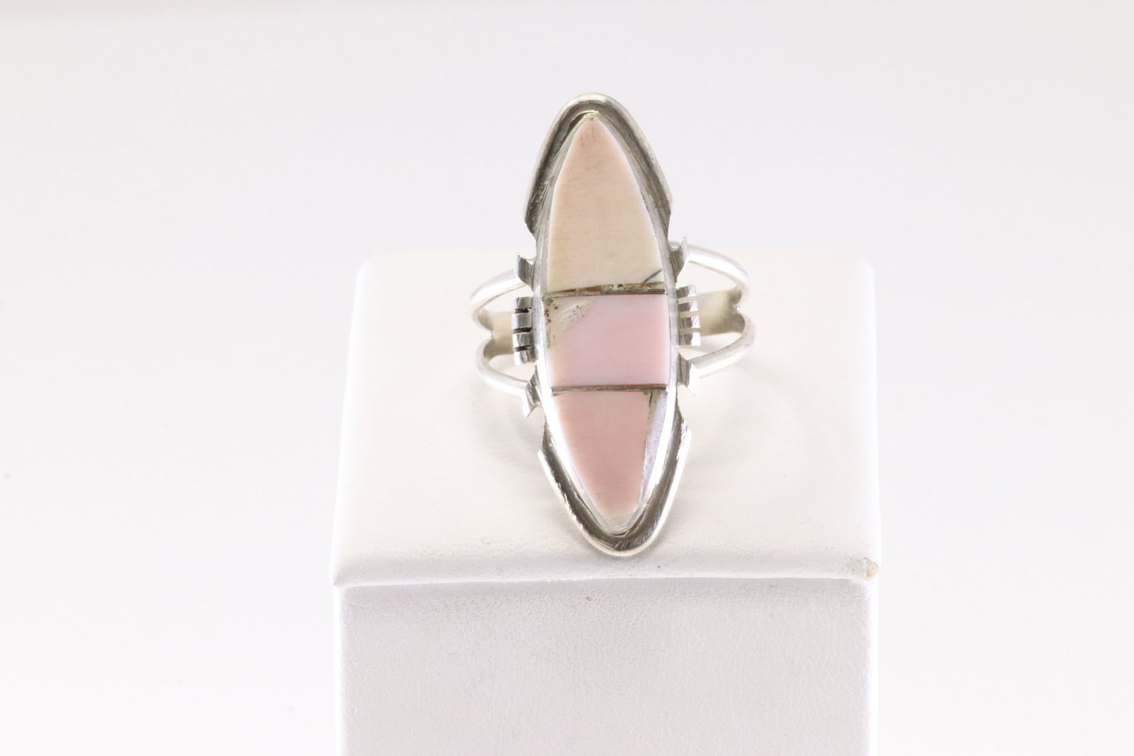 Native America Navajo Sterling Silver Pink Conch Shell Ring By B.E. (1 of 4)