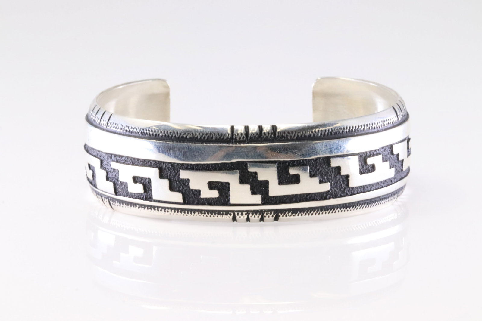Native America Navajo Sterling Silver Solid Desing Bracelet Cuff By T.R.Singer. (1 of 4)