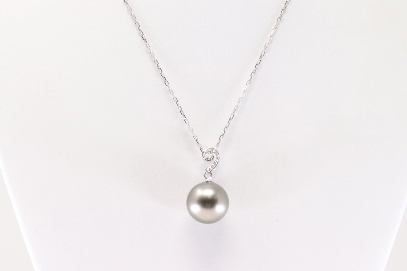 Pearl & Diamond Pendant / Necklace 18Kt.: 18Kt White Gold Pearl & Diamond Pendant / Necklace. This Elegant Pendant has Pearl with 6 Sparkling Diamonds and A 14K Necklace. Pearl Measure: 14.x14.7mm. Total weight: 6.80 Grams.