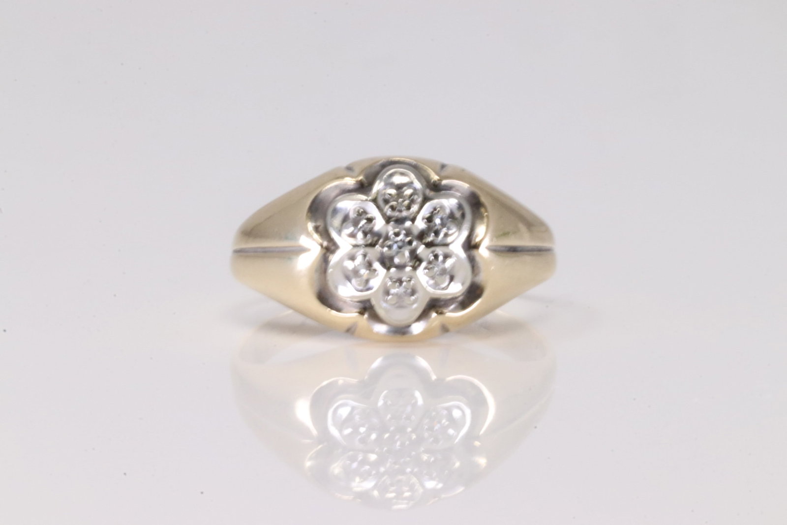 Diamond Ring 14Kt.: Ladies 14Kt Yellow Gold Diamond Ring. This Charming Ring has Flower Design with 7 Sparkling Diamonds. Ring size: 8.00. Total weight: 3.34 Grams.