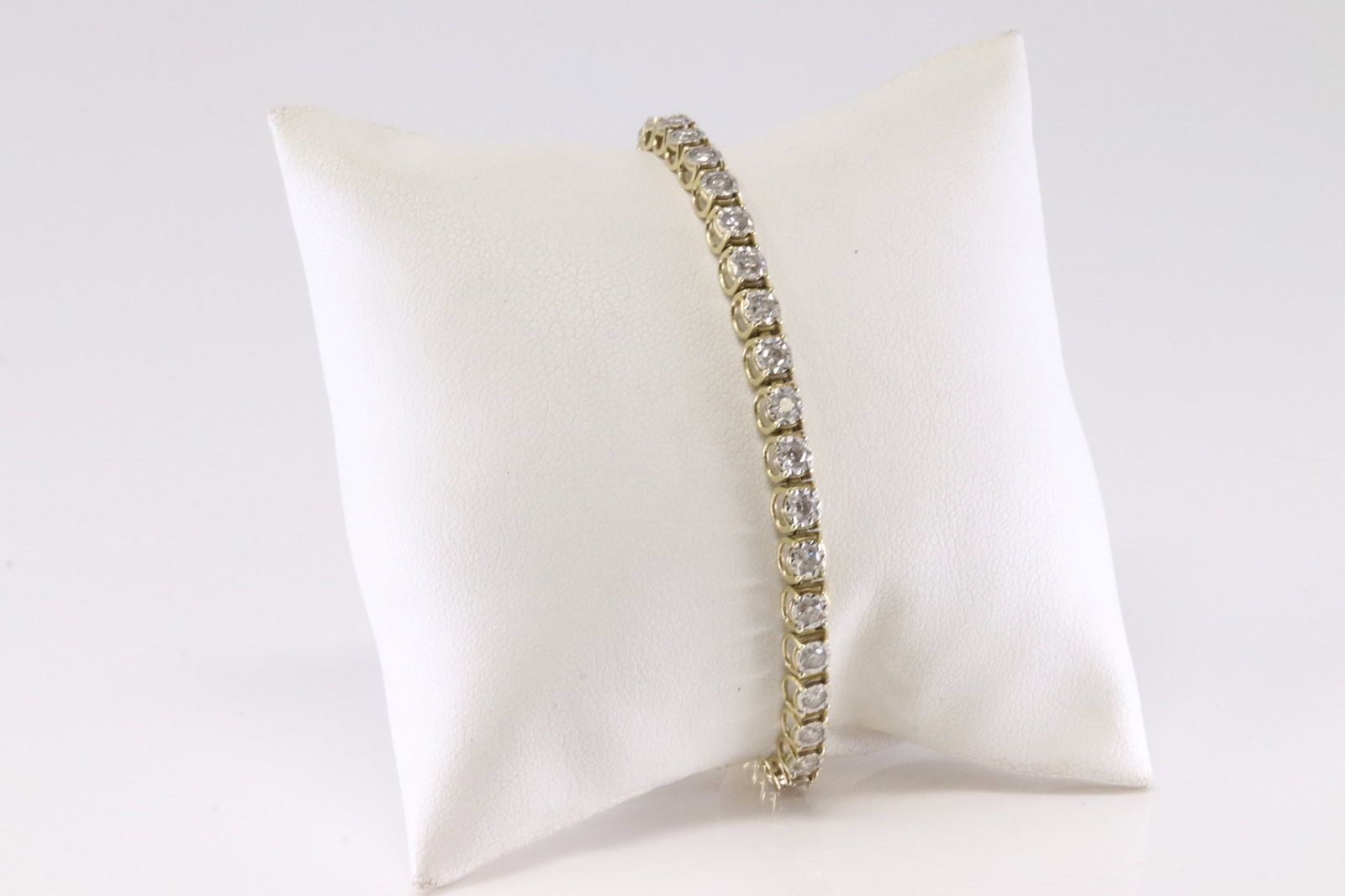 Diamond Bracelet 14Kt.: Ladies 14Kt Yellow Gold Diamond Bracelet. This Elegant Bracelet has 37 Round Sparkling Diamonds. Diamond Approx Weight: 2.00ctw. Bracelet Length: 7.50. Total Weight: 10.64 Grams.