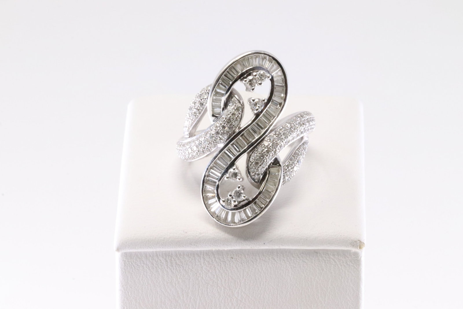 Diamond Ring 18Kt. (1 of 4)