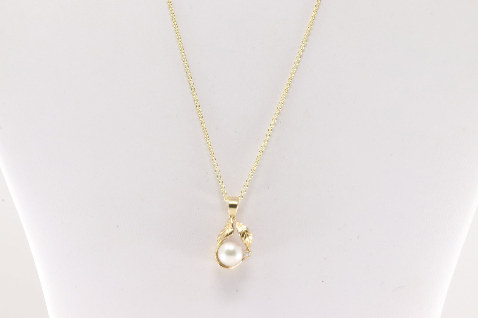 Pearl & Diamond Pendant / Necklace 14Kt.: Ladies 14Kt Yellow Gold Pearl & Diamond Pendant / Necklace. This elegant pendant has pearl with one round diamond to the side and a 14K Necklace. Necklace length: 18.00" Total weight: 4.20 Grams.