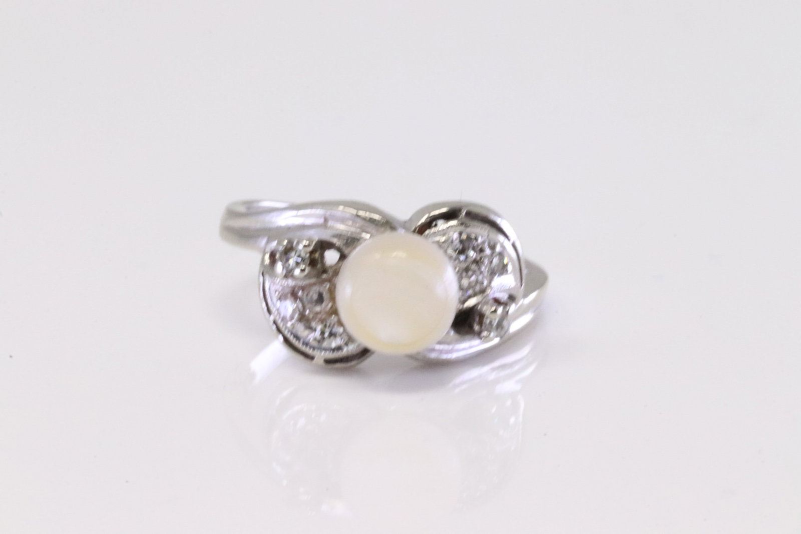 Pearl & Diamond Ring 14Kt.: Ladies 14Kt White Gold Pearl & Diamond Ring. Ring has one Pearl with Diamonds. Ring size: 5.75. Total weight: 3.80 Grams.