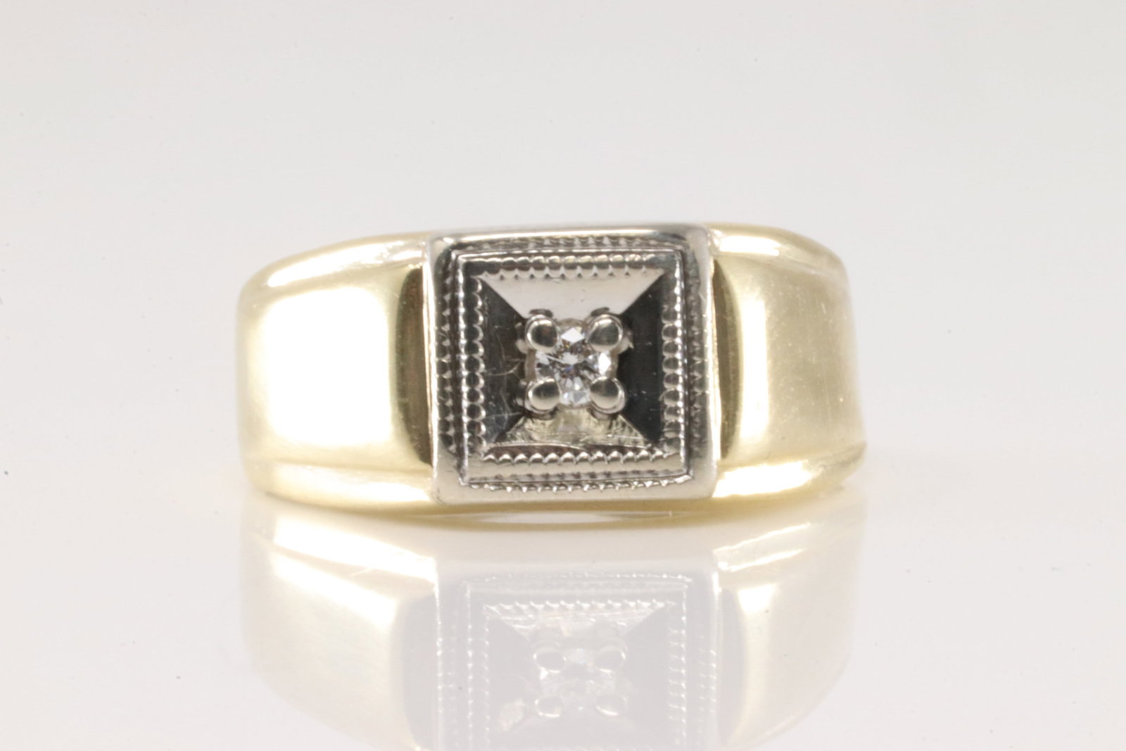 Diamond Ring 14Kt.: 14Kt Yellow Gold Diamodn Ring. This ring has one diamond on the center. Ring size: 6.50. Total weight: 3.60 Grams.