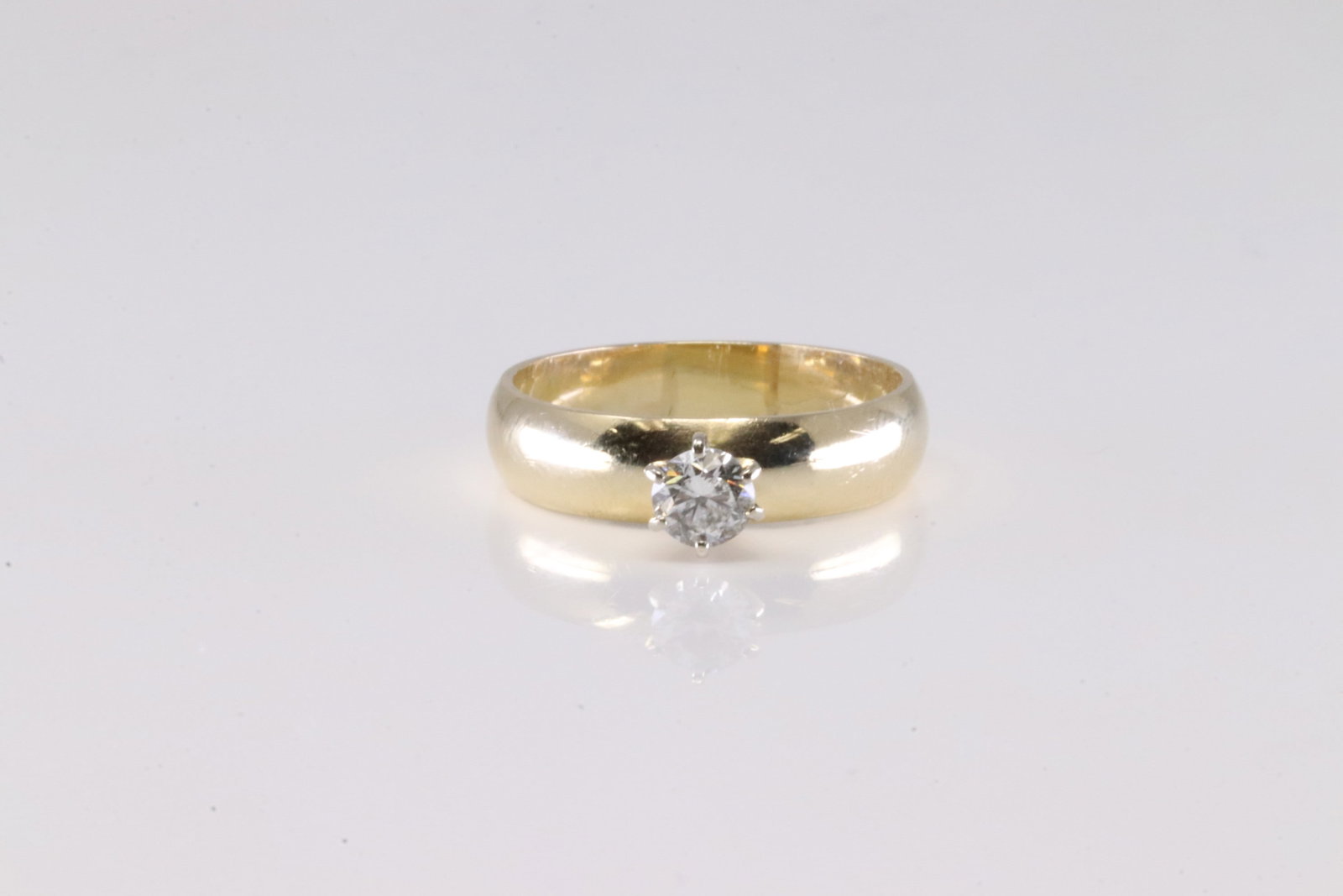 Engagement Diamond Ring 14Kt.: Ladies 14Kt Yellow Gold Engagement Diamond Ring. This eelgant Ring has Solitaire Brilliant Diamond. Diamond weight approx: 0.40ctw. Ring size: 8.75. Total weight: 5.00 Grams.