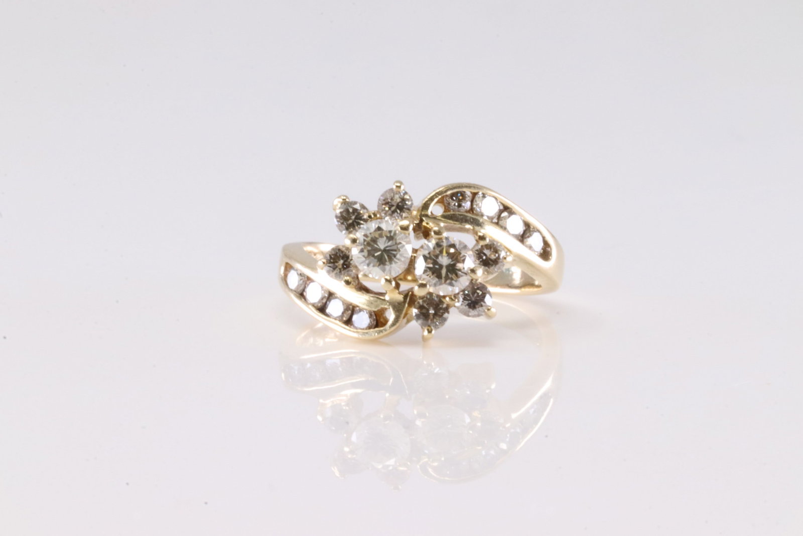 Elegant Diamond Ring 14Kt.: Ladies 14Kt Yellow Gold Diamond Ring. This Elegant Ring has Flower Design with Brilliants Diamonds. Diamonds weight Approx: 1.00ctw. Ring size:5.25. Total weight: 3.51 Grams.