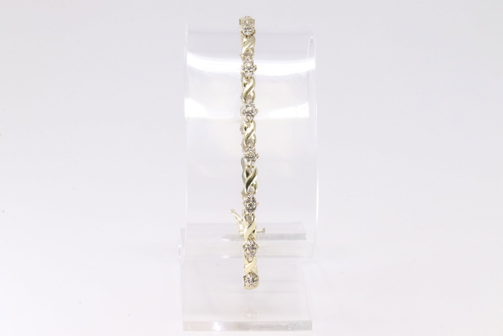 Diamond Bracelet 10Kt.: 10Kt Yellow Gold Diamond Bracelet This Charming Bracelet has Sparkling round Diamonds. Bracelet length: 8.00" Total weight: 6.04 Grams.