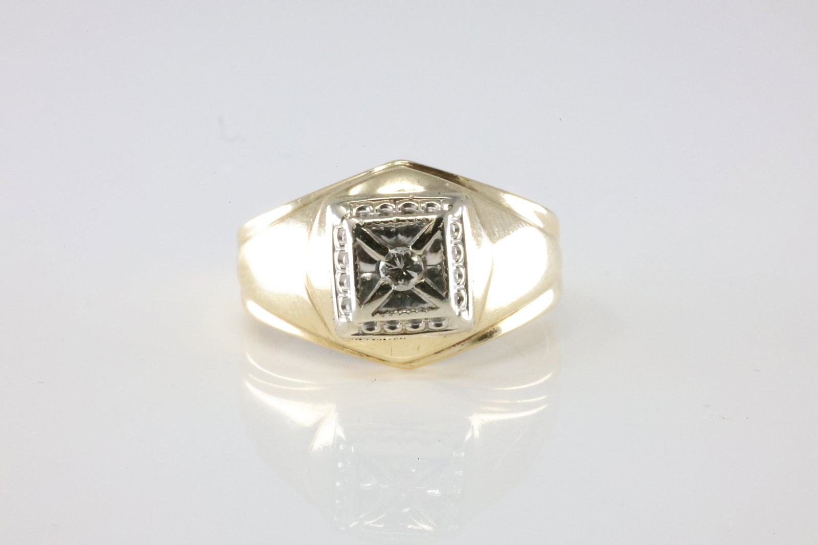 Diamond Ring 14Kt.: Ladies 14Kt Yellow Gold Diamond Ring. This Gorgeous Ring has Solitaire Round Brilliant Diamond.Ring Size: 8.00. Total Weight: 5.21 Grams.