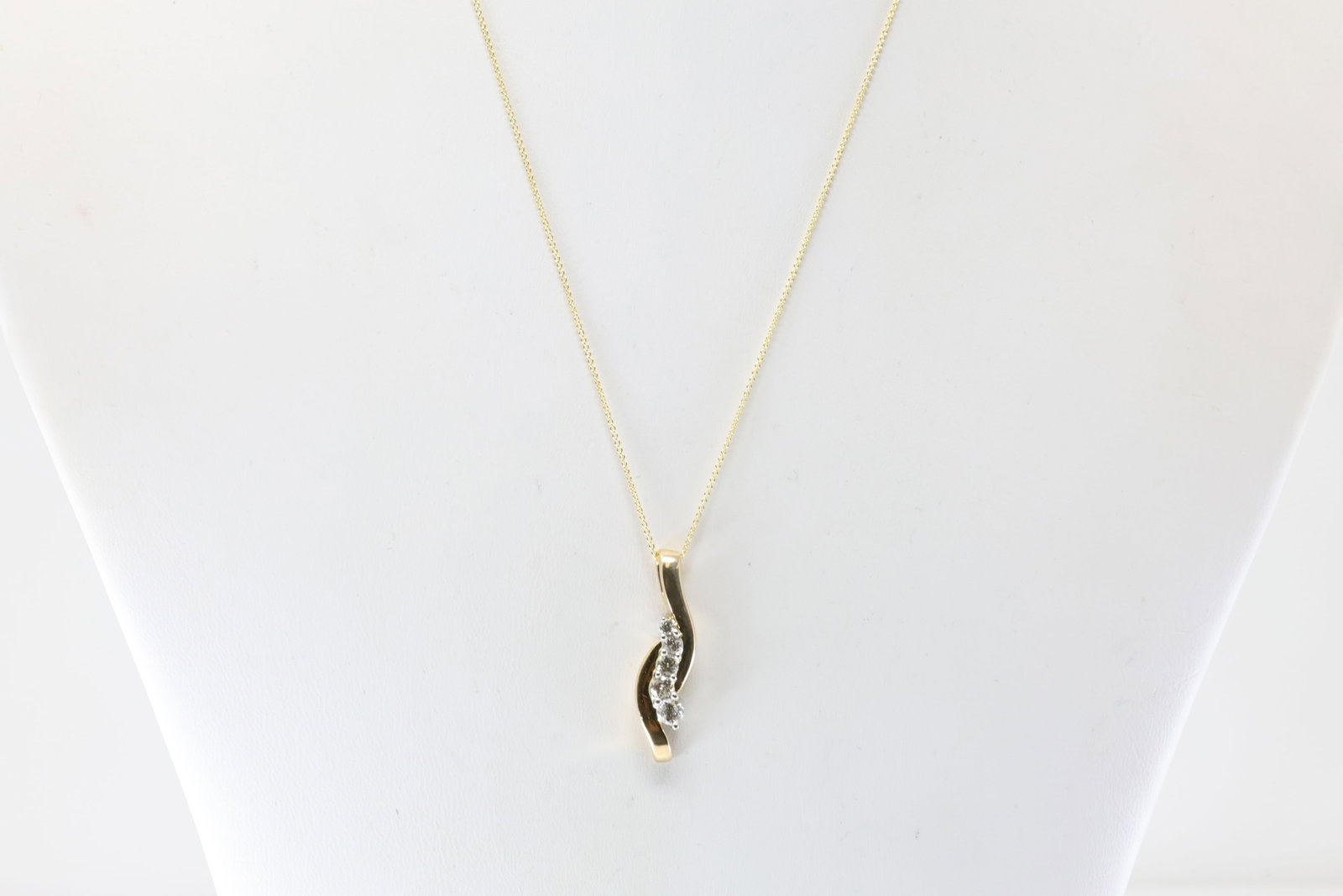 Diamond Pendent / Necklace 14Kt.: Ladies 14Kt Yellow Gold Diamond Pendent / Necklace. This Necklace has Pendent With 5 Round Sparkling Diamond. Necklace Length: 16.00. Total Weight: 4.76 Grams.