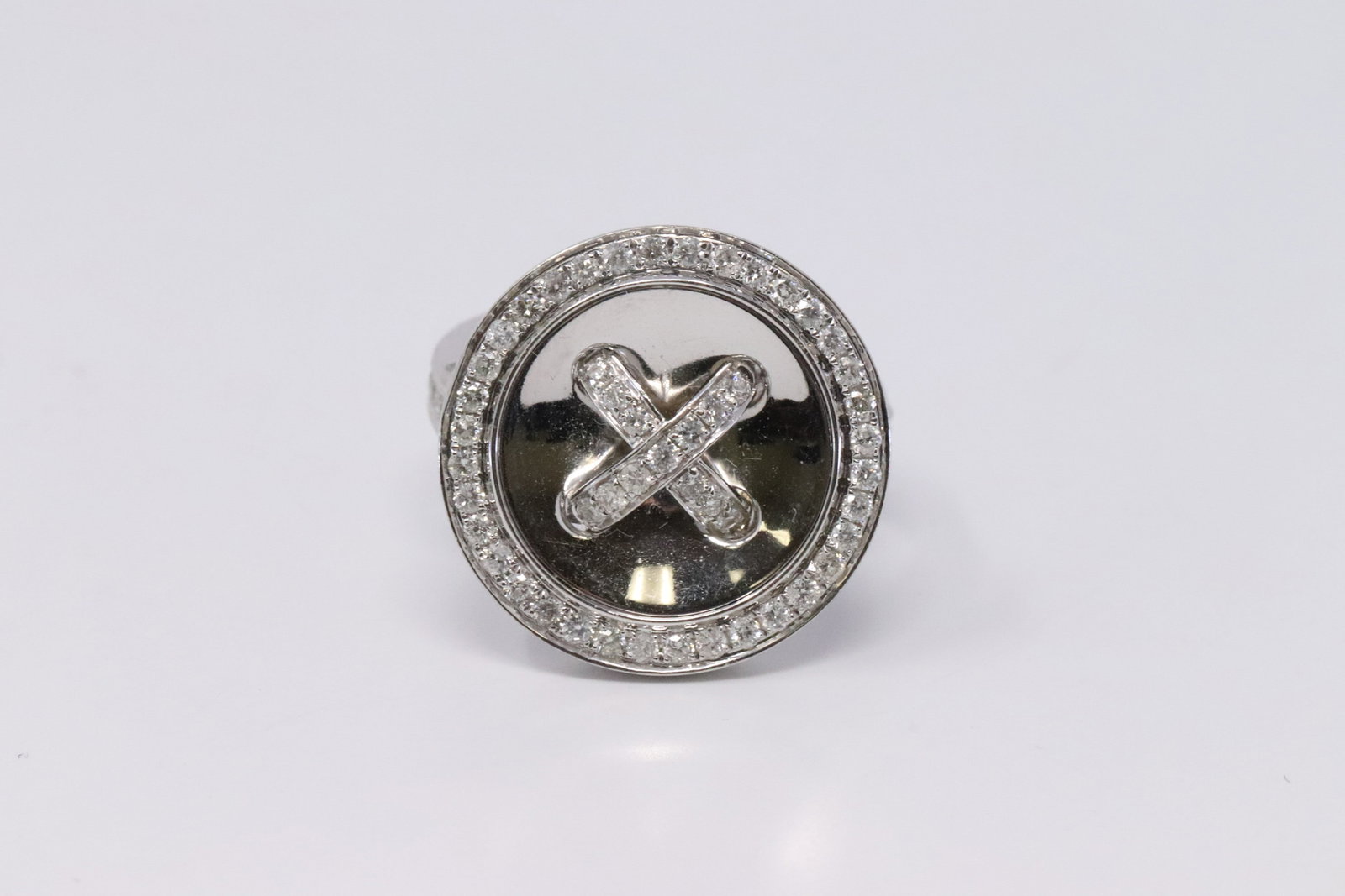 Gorgeous 14K White Gold Diamond Ring: This is a beautiful ladies 14k white gold diamond button design ring, comes with appx 0.77ctw of diamonds. Ring size is 6.50. Total weight of ring is 7.90 grams.AY9X2