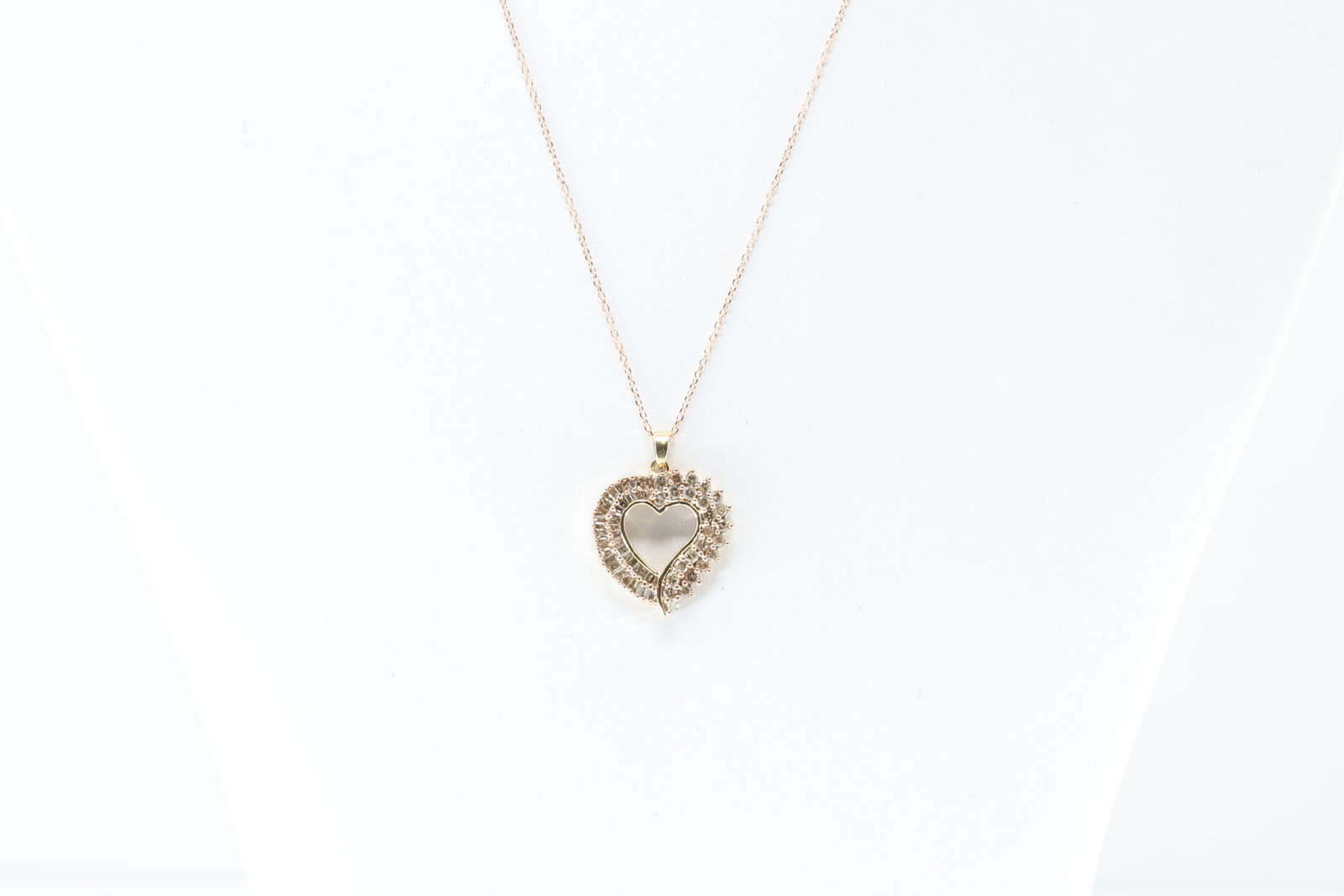 Diamond Heart Pendant / Necklace 10Kt.: 10Kt Rose Gold Diamond Heart Pendant / Necklace. heart-shaped pendant Crafted with precision, it features a delicate 14K chain that complements the intricate design of the pendant. The shimmering 67 r