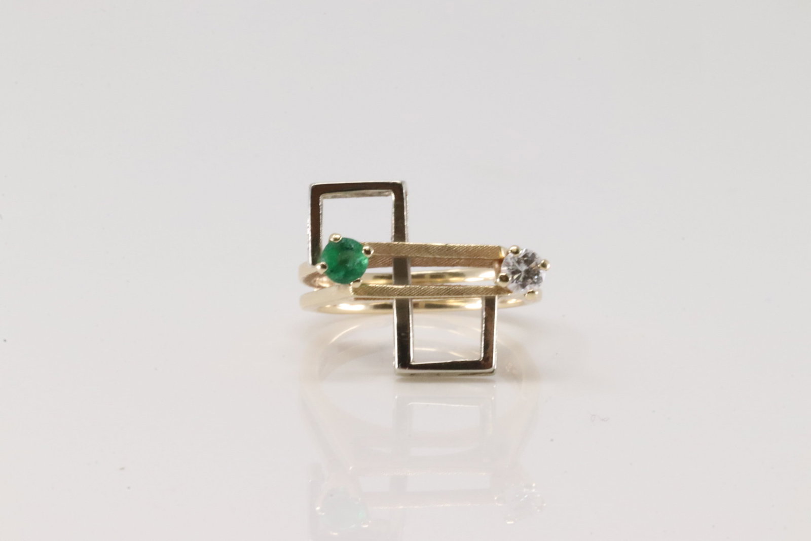 Emerald & Diamond Ring 14Kt.: Ladies 14Kt Yellow Gold Emerald & Diamond Ring. This elegant double band has modern style with green emerald and round saprkling diamond. Ring size: 5.75. Total weight: 4.40 Grams.