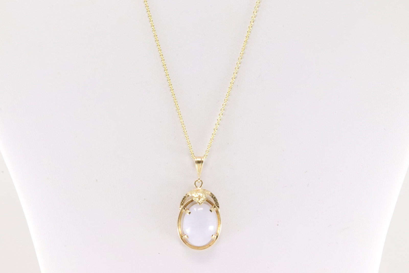 Lavander Jade Pendant and Necklace 14Kt.: 14Kt Yellow Gold Lavander Jade Pendant and Necklace. This pendant has one oval lavander jade with a 14k necklace. Jade measure: Necklace length: 18.00" Total weight: 5.00 Grams.