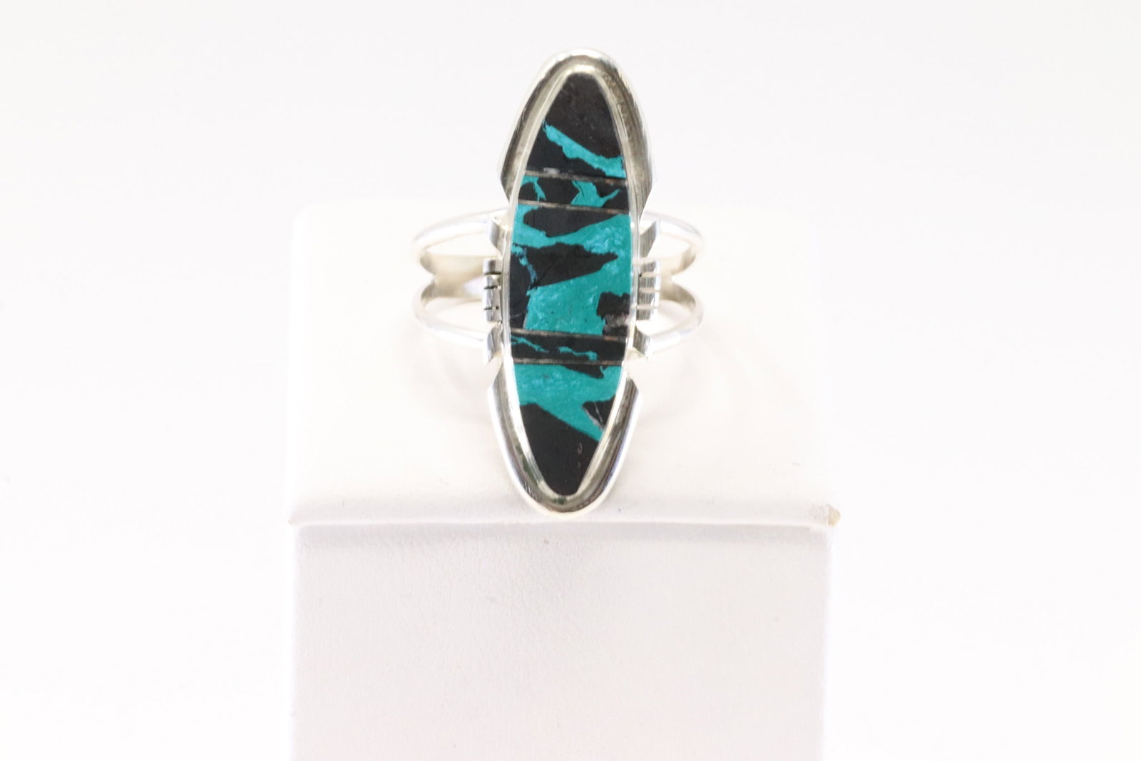Native America Navajo Sterling Silver Turquoise & Black Stone Ring By B.E.: This is a Native America Navajo Sterling Silver Turquoise & Black Stone Ring By B.E. Ring size: 9.50.