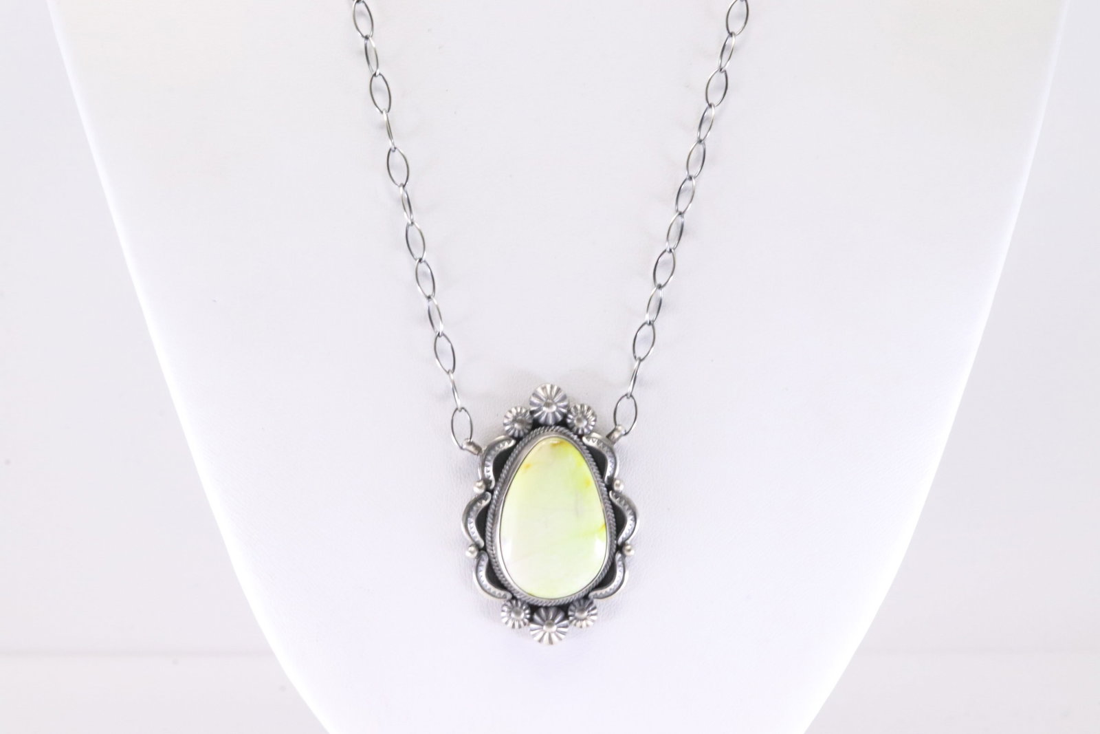 Native America Navajo Sterling Silver Palomino Necklace By Bennie Ramone.: This is a Native America Navajo Sterling Silver Palomino Necklace By Bennie Ramone. Necklace length: 20.00"