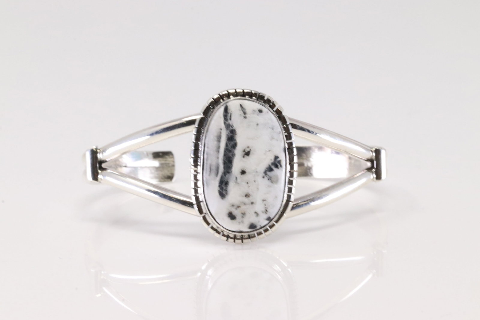 Native America Navajo Sterling Silver White Buffalo Bracelet Cuff By S.E.: This is a Native America Navajo Sterling Silver White Buffalo Bracelet Cuff By S.E. Stamp SE.