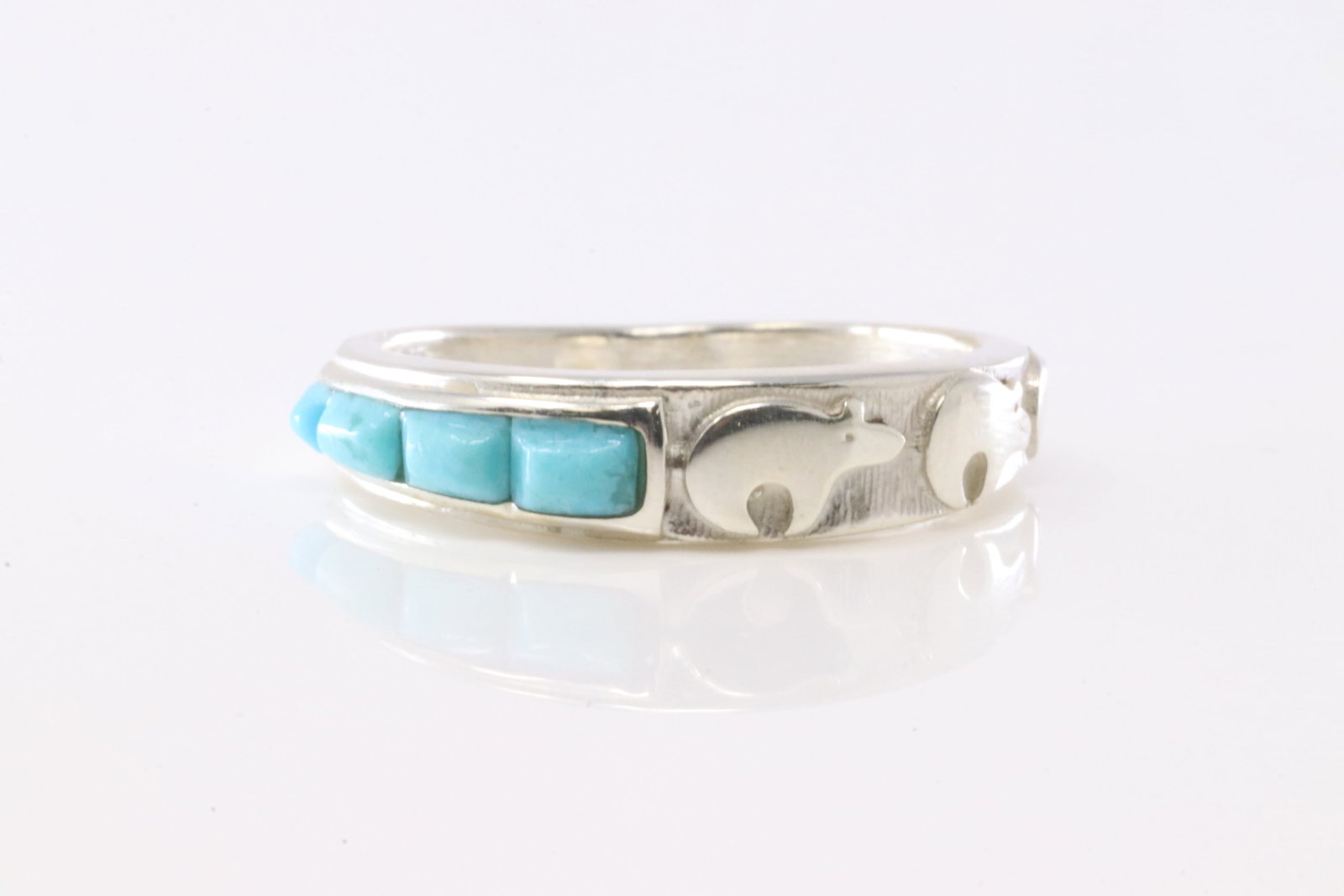 Native American Navajo Sterling Silver Turquoise Ring.: This is a Native American Navajo Sterling Silver Turquoise Ring. Ring Size: 8.00.