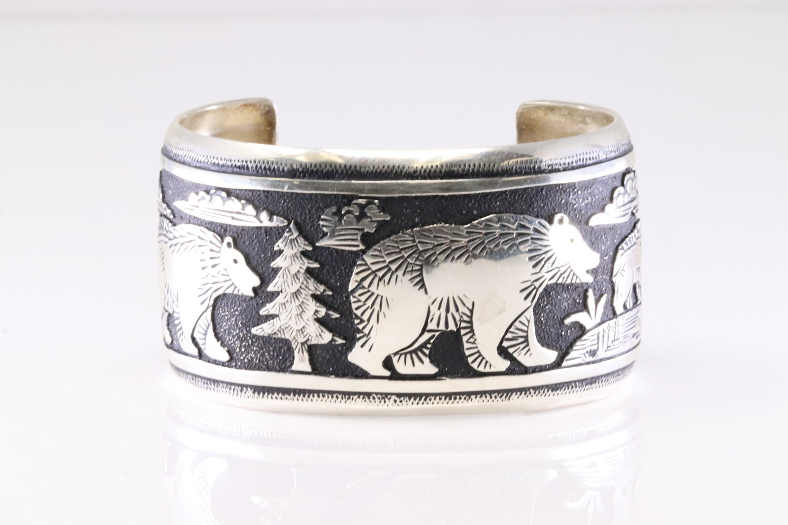 Native America Navajo Sterling Silver Bears Stamp Bracelet Cuff By T&R Singer.: This is a Native America Navajo Sterling Silver Bears Stamp Bracelet Cuff By T&R Singer.