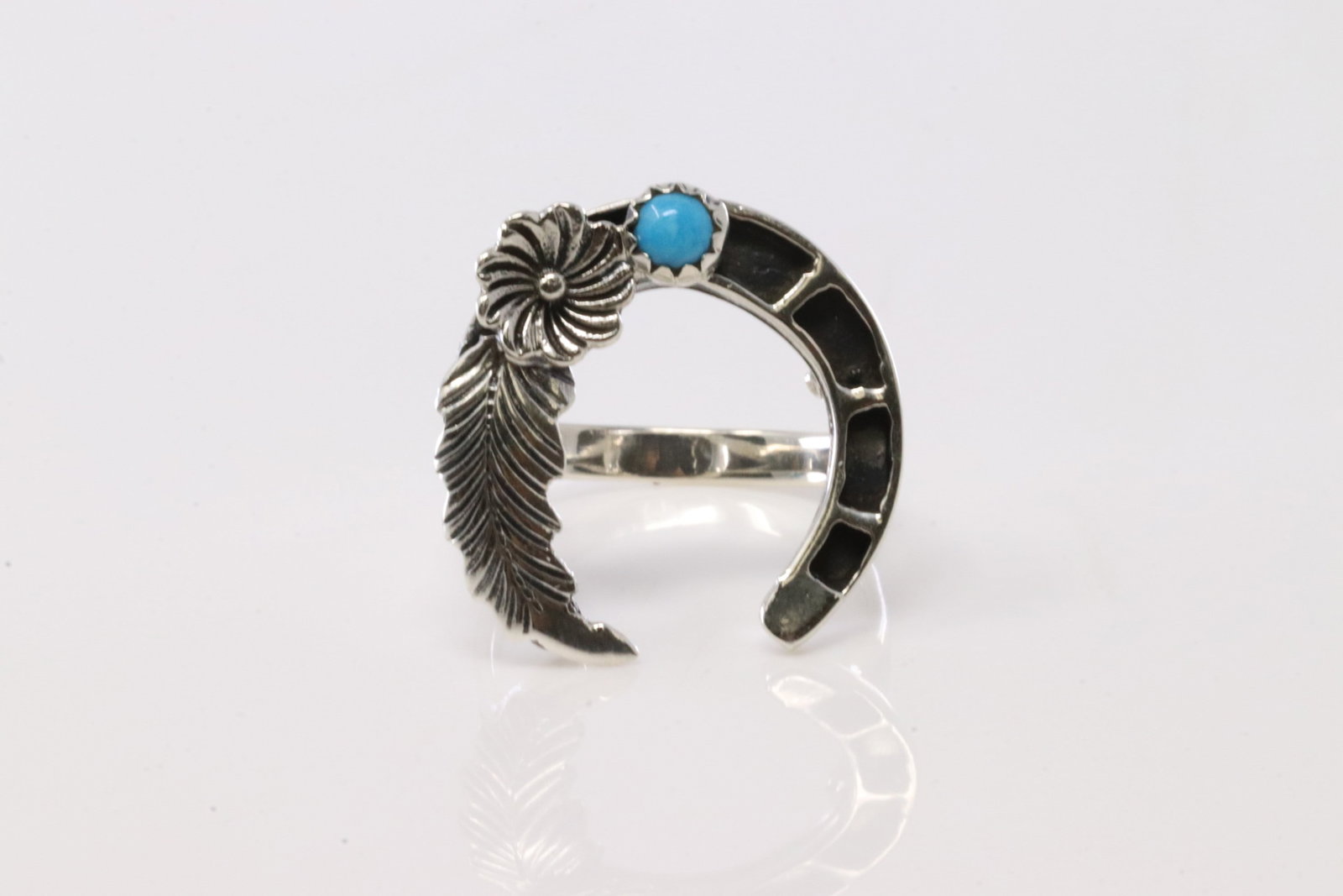 America Sterling Silver Turquoise Ring.: This is a America Sterling Silver Turquoise Ring. Ring Size: 5.00.