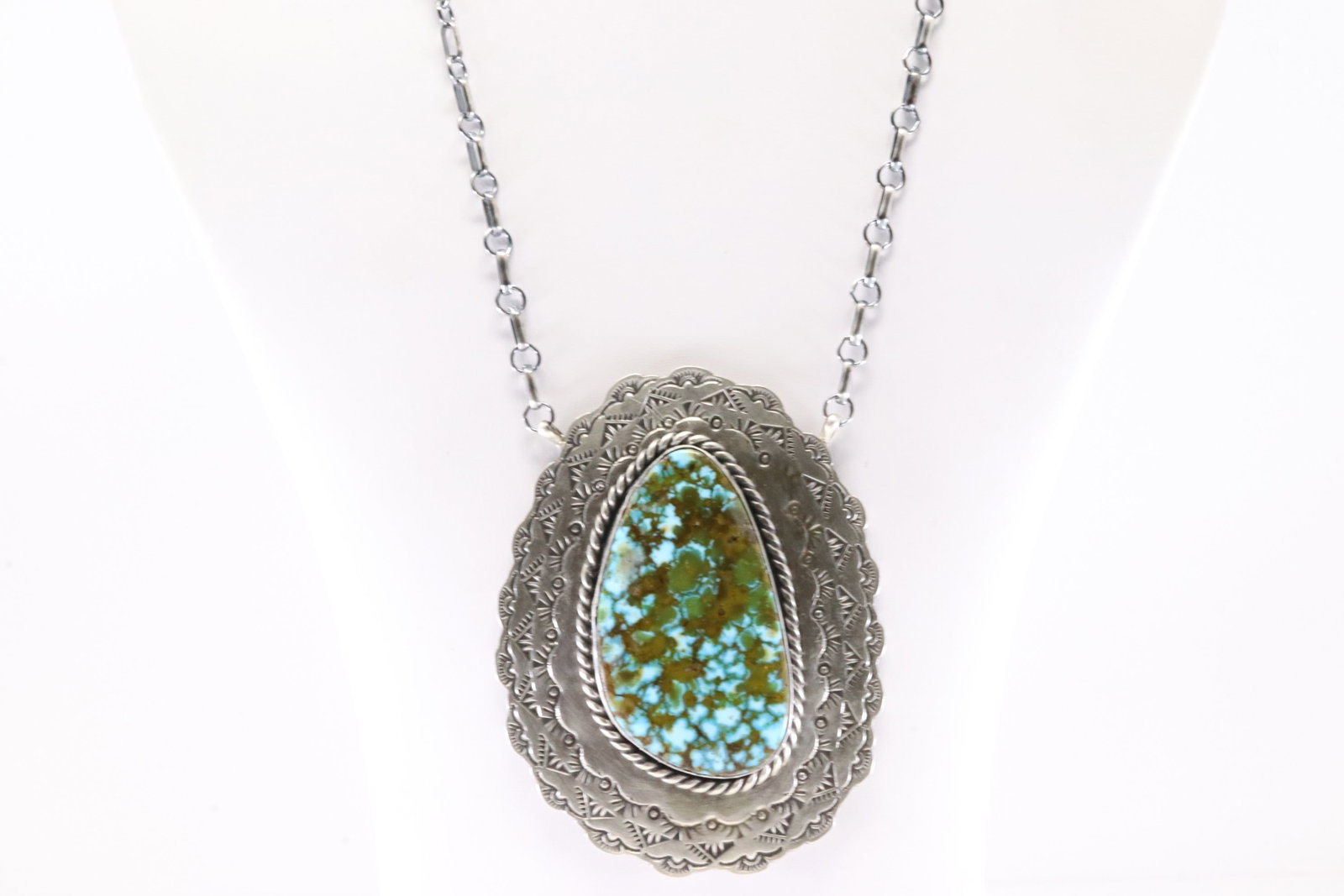 Native America Navajo Sterling Silver Kingman Turquoise Necklace By R.E.: This is a Native America Navajo Sterling Silver Kingman Turquoise Necklace By R.E. Necklace length: 18.00" Total weight: 74.25 Grams.
