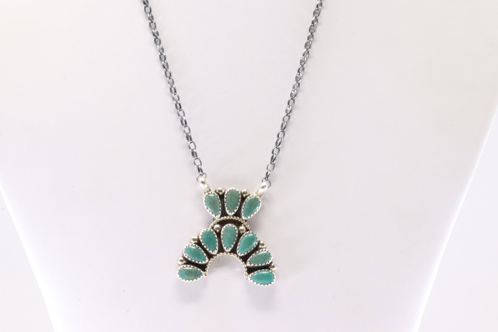 Native America Navajo Sterling Silver Kingman Turquoise Necklace By Rodney Notah.: This is a Native America Navajo Sterling Silver Kingman Turquoise Necklace By Rodney Notah. Stamp RN. Necklace Length: 16.00.