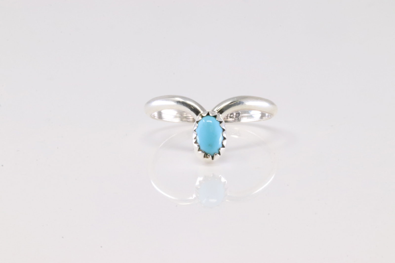 America Sterling Silver Turquoise Ring.: This is a America Sterling Silver Turquoise Ring. Ring size: 6.00.