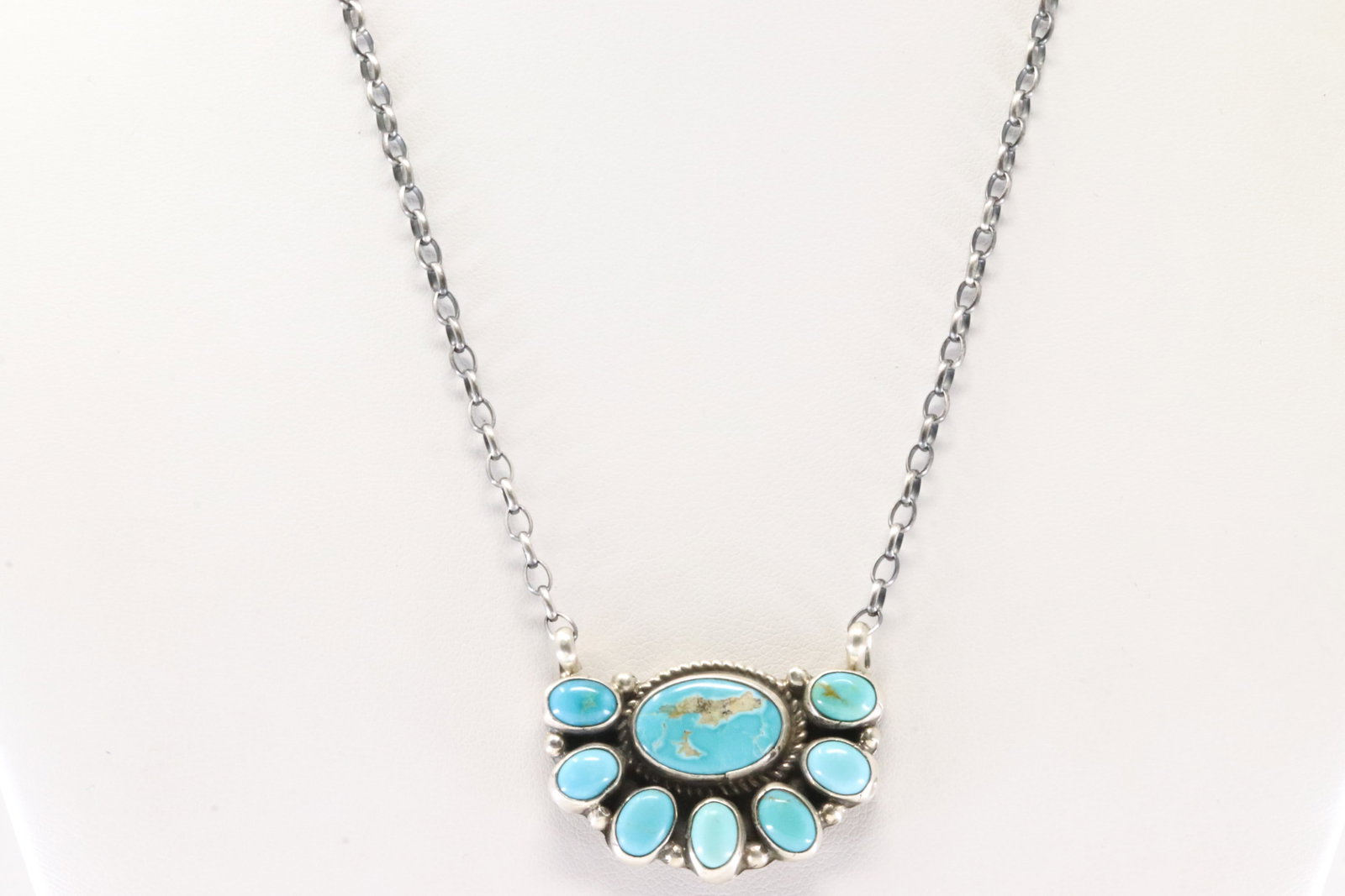 Native America Navajo Sterling Silver Kingman Turquoise Necklace By Geraldine James.: This is a Native America Navajo Sterling Silver Kingman Turquoise Necklace By Geraldine James. Necklace length: 16.00"