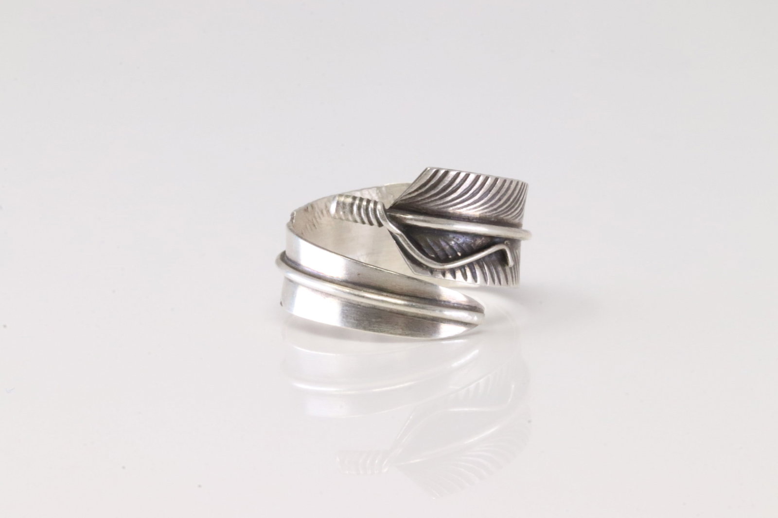 Native America Navajo Sterling Silver Feather Ring By CC.: This is a Native America Navajo Sterling Silver Feather Ring By CC. Stamp CC. Ring Size: 10.00.