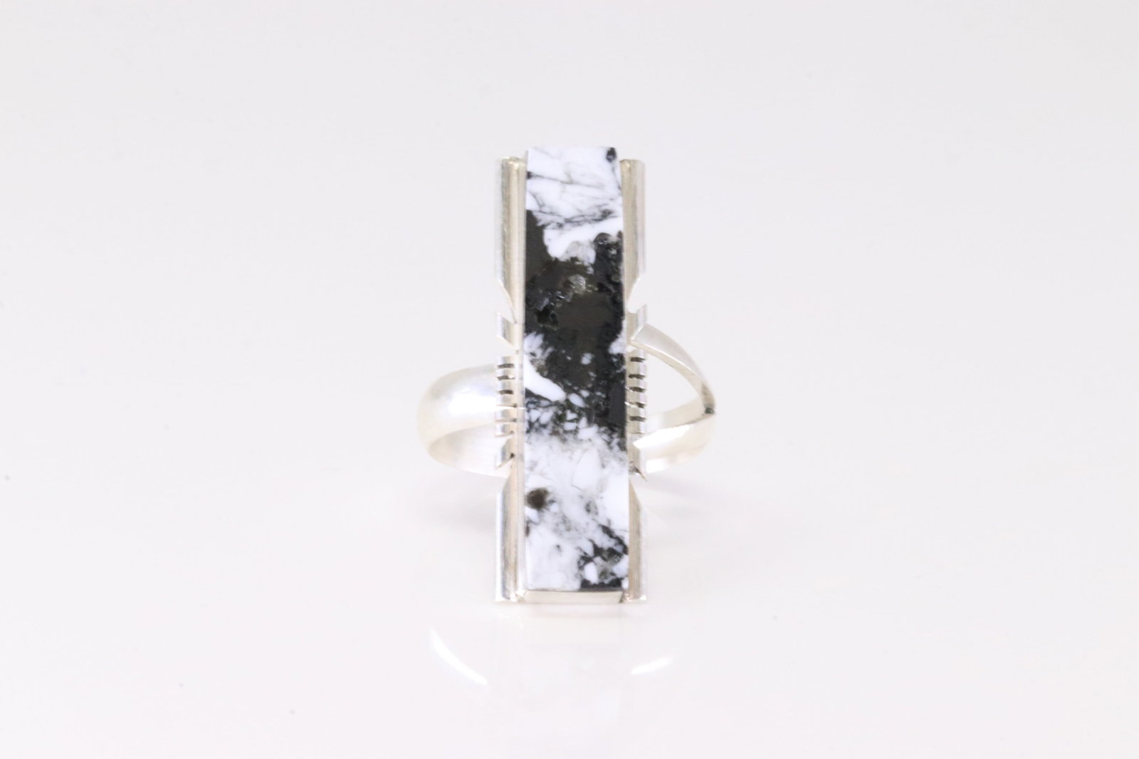 Native America Navajo Sterling Silver White Buffalo Ring By BE.: This is a Native America Navajo Sterling Silver White Buffalo Ring By BE. Stamp BE. Ring Size: 10.00.