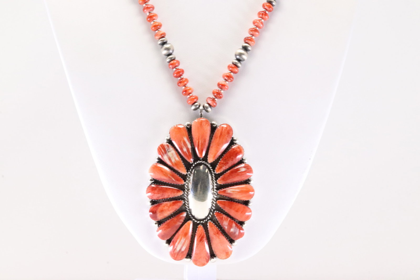 Native America Navajo Sterling Silver Spiny Oyster Pearl Beaded Necklace By Evelyn Bahe.: This is a Native America Navajo Sterling Silver Spiny Oyster Pearl Beaded Necklace By Evelyn Bahe. Stamp E Bahe. Necklace Length: 20.00.