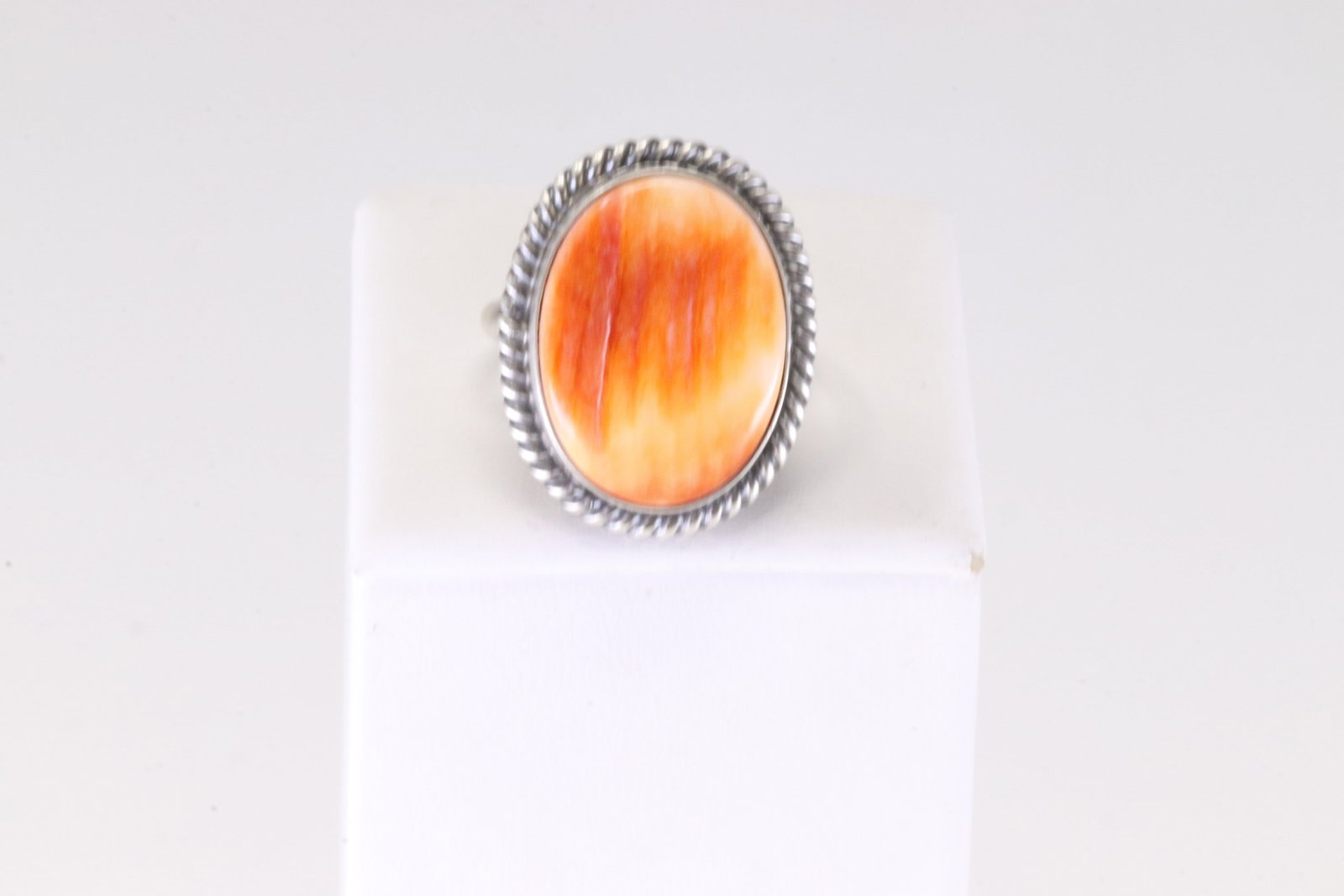 Native America Navajo Sterling Silver Spiny Oyster Ring By J. Belin.: This is a Native America Navajo Sterling Silver Spiny Oyster Ring By J. Belin. Stamp J. Belin. Ring Size: 7.00.
