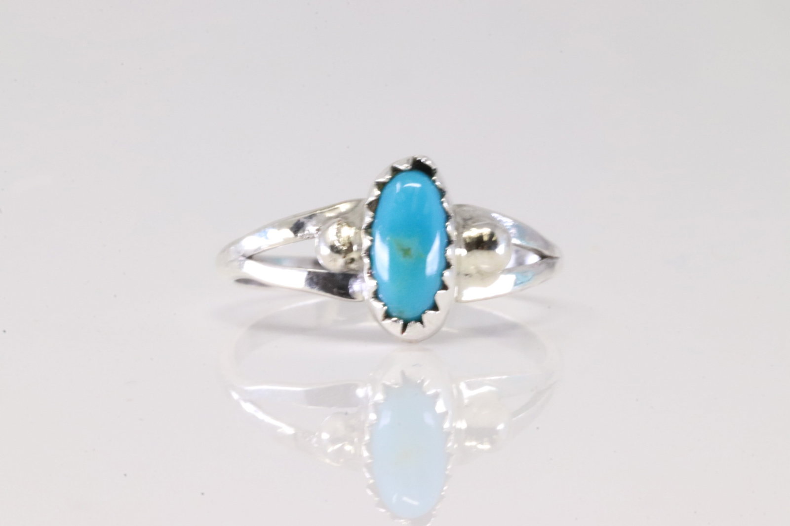 American Sterling Silver Turquoise Ring.: This is a American Sterling Silver Turquoise Ring. Ring Size: 5.00.