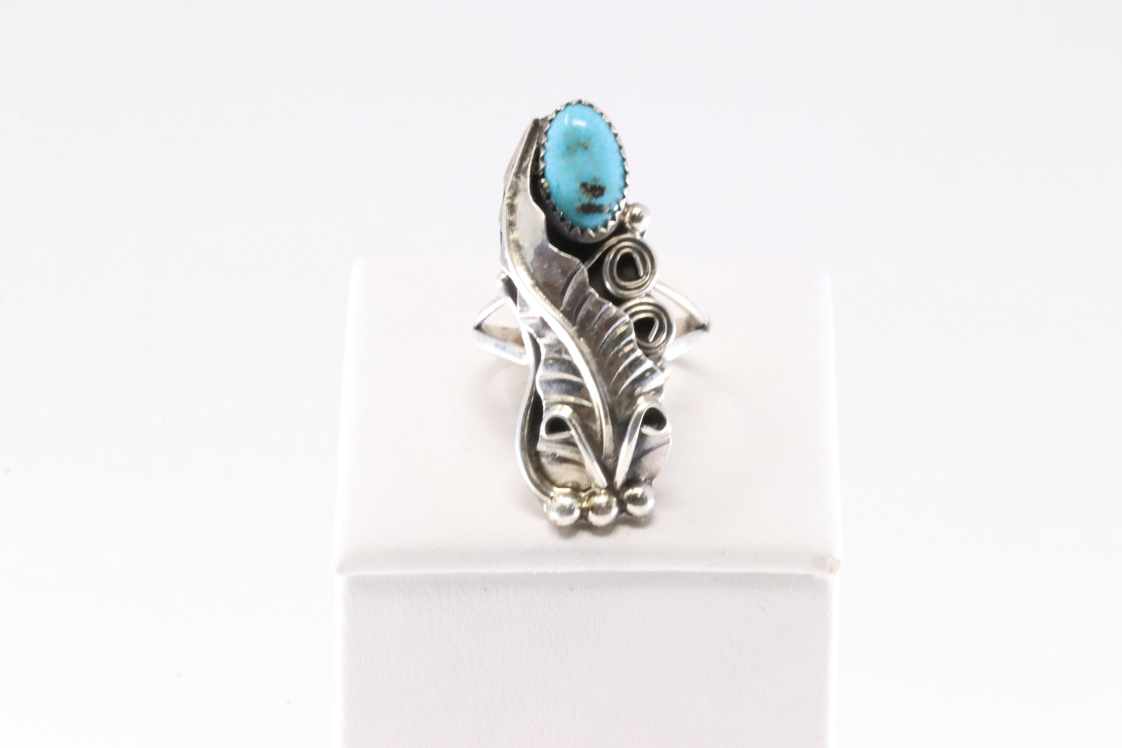 Native America Navajo Sterling Silver Turquoise Leaf Ring By H.M.: This is a Native America Navajo Sterling Silver Turquoise Leaf Ring By H.M. Ring size: 5.50.