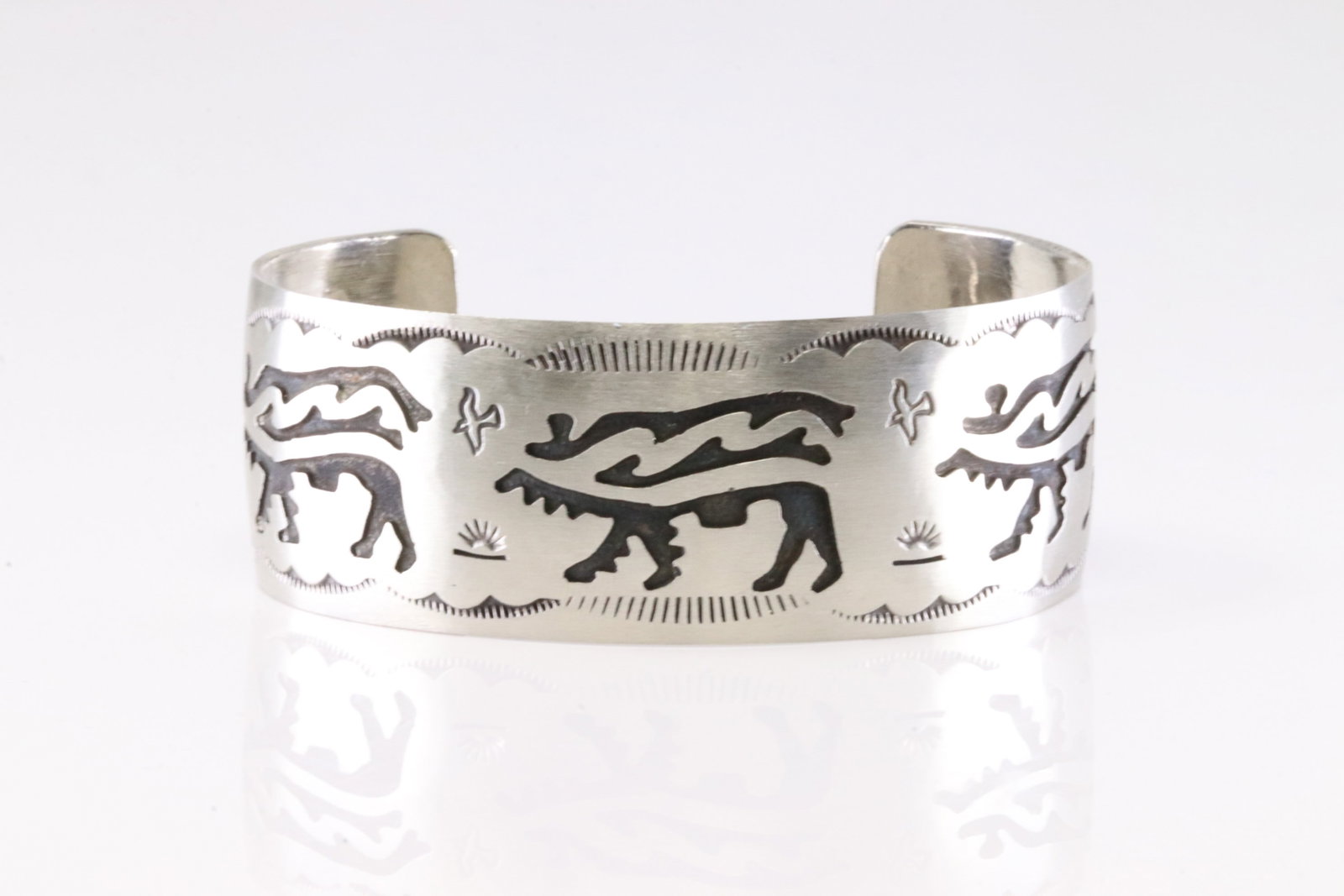 Native America Navajo Sterling Silver Solid Bracelet Design Cuff By B.: This is a Native America Navajo Sterling Silver Solid Bracelet Design Cuff By B.