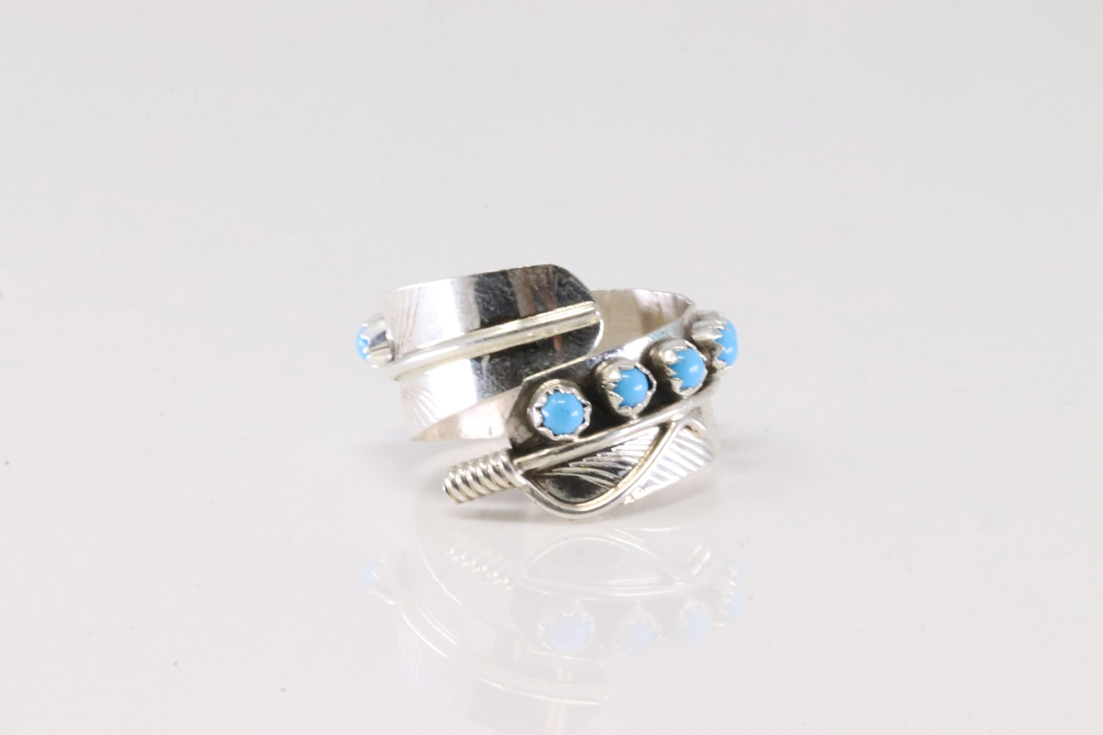 Native America Sterling Silver Turquoise Ring.: This is a Native America Sterling Silver Turquoise Ring. Ring Size: 9.00.