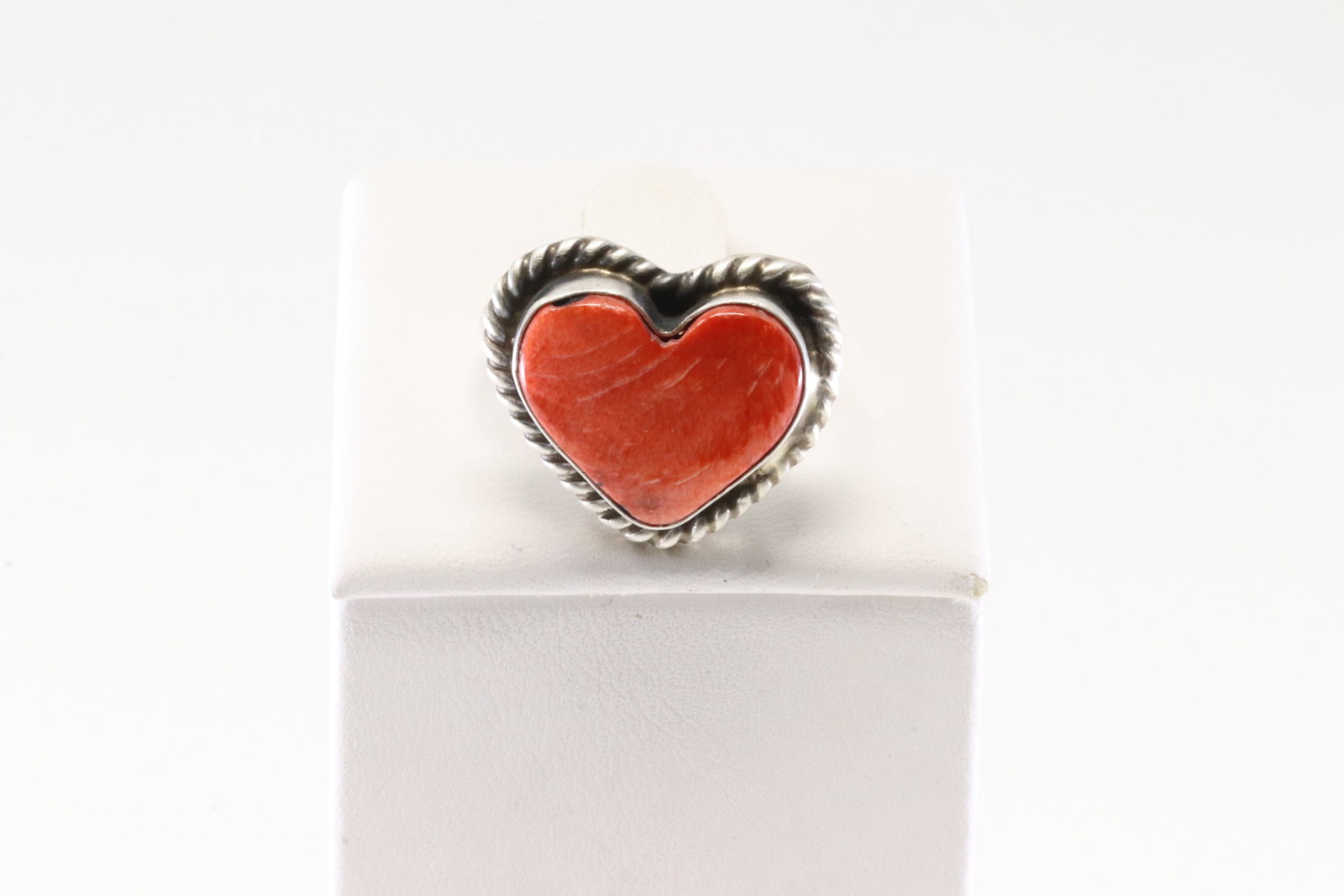 Native America Navajo Sterling Silver Spiny Oyster Heart Ring By L.C.: This is a Native America Navajo Sterling Silver Spiny Oyster Heart Ring By L.C. Ring size: 6.00.