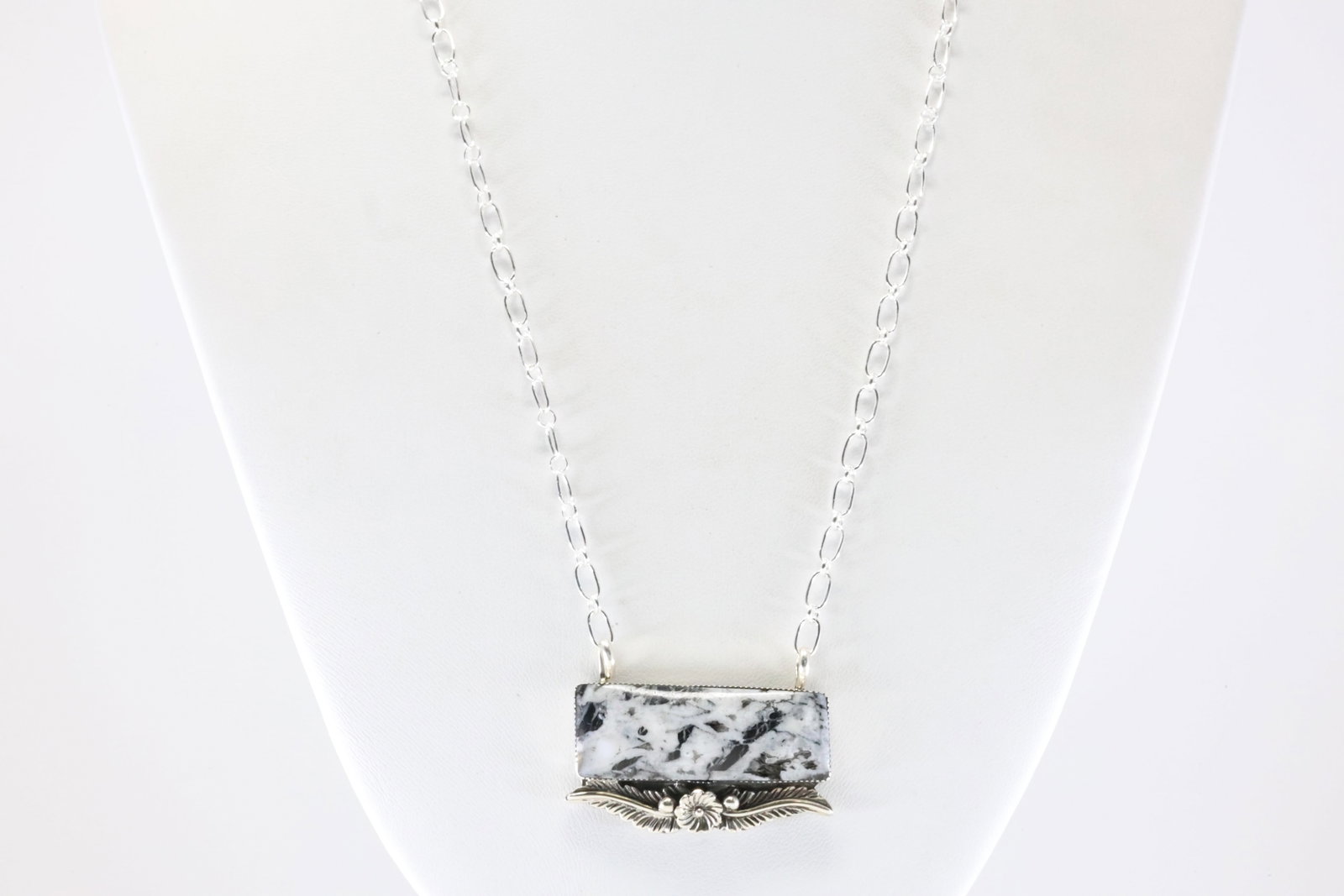 Native America Navajo Sterling Silver White Buffalo Necklace By Gregg Yazzie.: This is a Native America Navajo Sterling Silver White Buffalo Necklace By Gregg Yazzie. Stamp R.B. Necklace Length: 20.00"