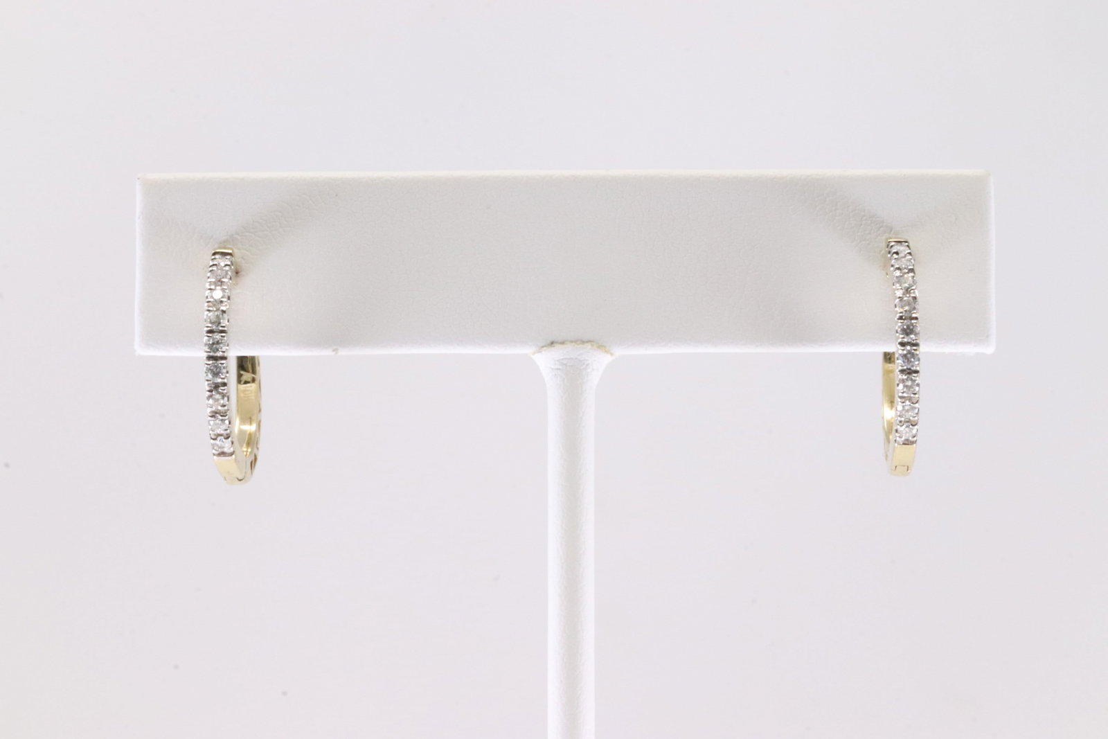 Dimoand Hoop Earring 10Kt.: Ladies 10Kt Yellow Gold Diamond Hoop Earring. This Charming Hoop Earring's has Sparkling Diamonds. Total weight: 2.10 Grams.