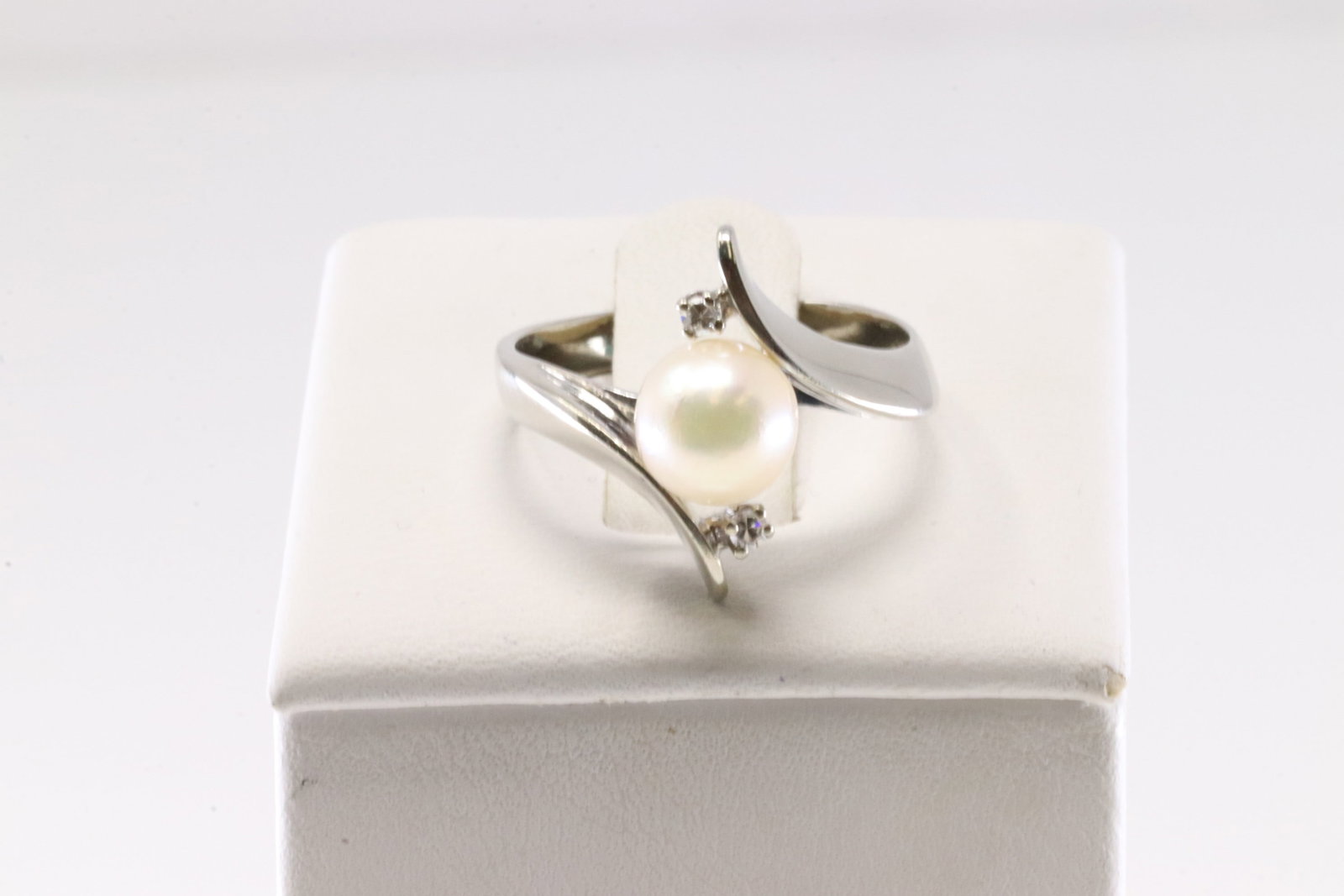 Pearl & Diamond Ring 14Kt.: Ladies 14Kt White Gold Pearl & Diamond Ring. This Elegant Ring has One Pearl on the Center with 2 Sparkling Diamonds. Ring size: 7.50. Total weight: 4.34 Grams.