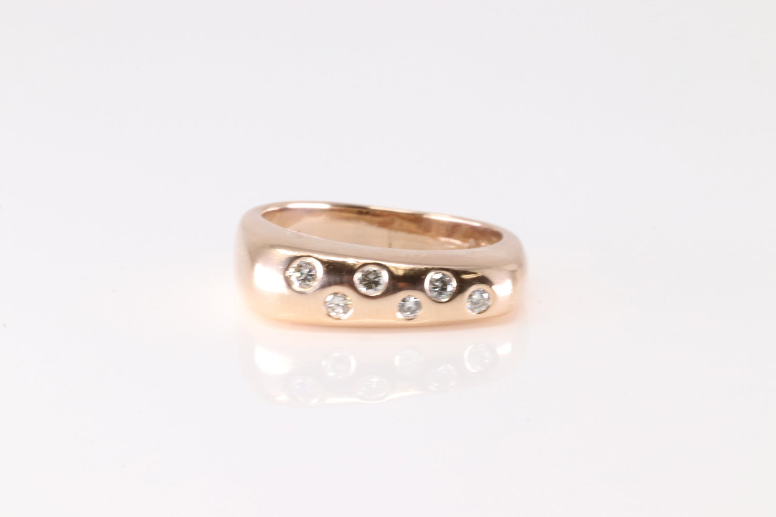 Diamond Ring 14Kt.: Ladies 14Kt Rose Gold Diamond Ring. This Gorgeous Ring has 6 Round Brilliant Diamonds. Diamond Weight Approx: 0.25ctw.Ring Size: 6.00. Total Weight: 4.30 Grams.