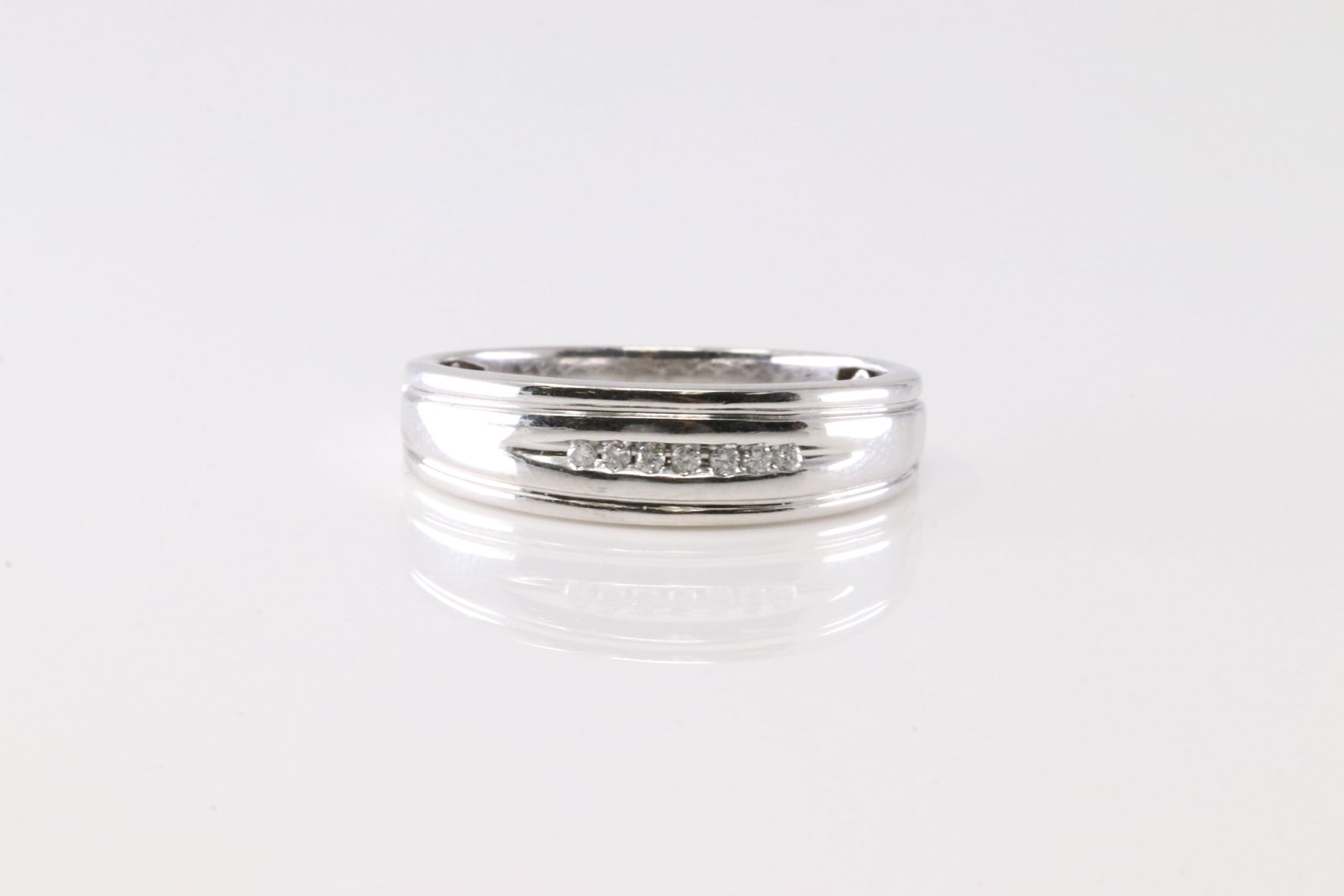 14kt White Gold Diamond Ring.: Men's 14kt White Gold Diamond Ring. Ring has 7 round Diamonds. Ring size: 11.50. Total weight: 4.23 Grams.