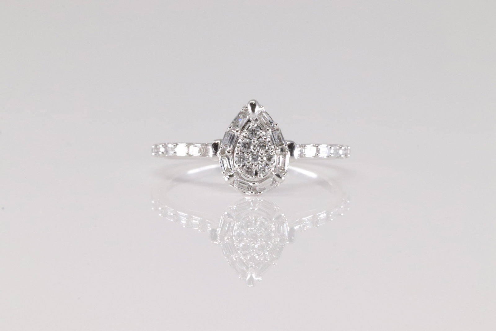 Diamond Ring 14kt.: Ladies 14kt White Gold Diamond Ring. Elegant Ring With Oval Desing has 26 Round Sparkling Diamonds. Diamond Weight: 0.23ctw. Ring Size: 6.50.