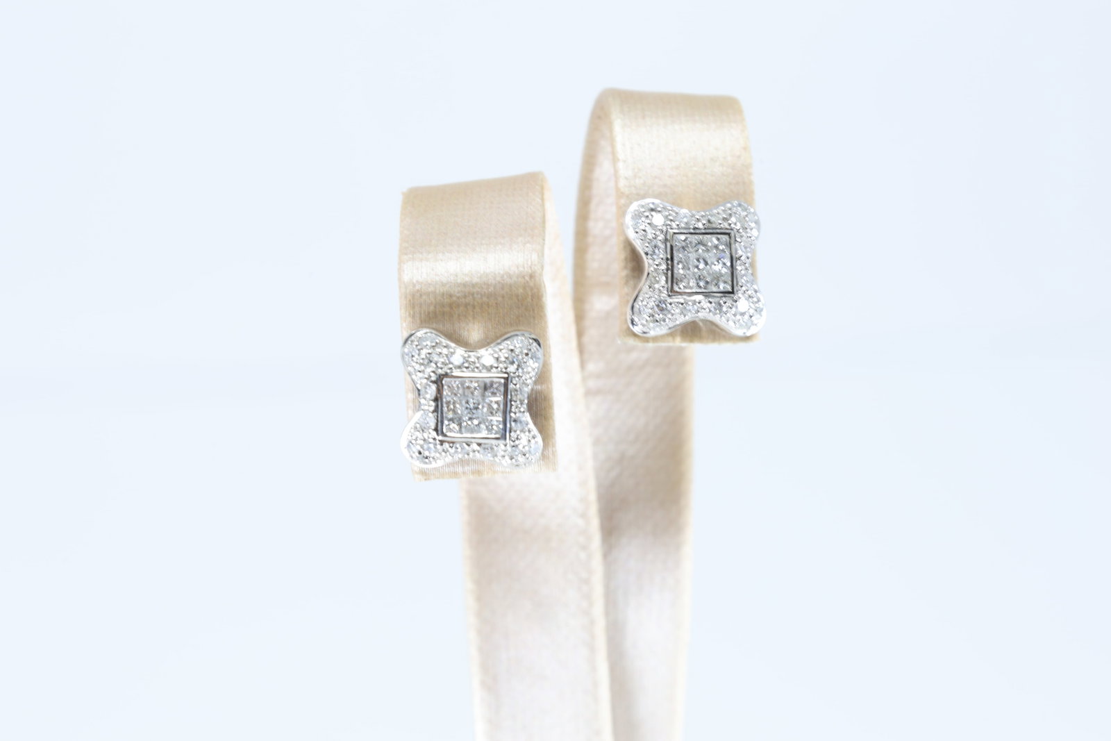 Diamond Stud Earring 14Kt.: Ladies 14Kt White Gold Diamond Stud Earring. earrings has a unique floral design, perfect for adding a touch of elegance with round & cut square brilliants diamonds. diamonds weight approx: 1.00 ctw T