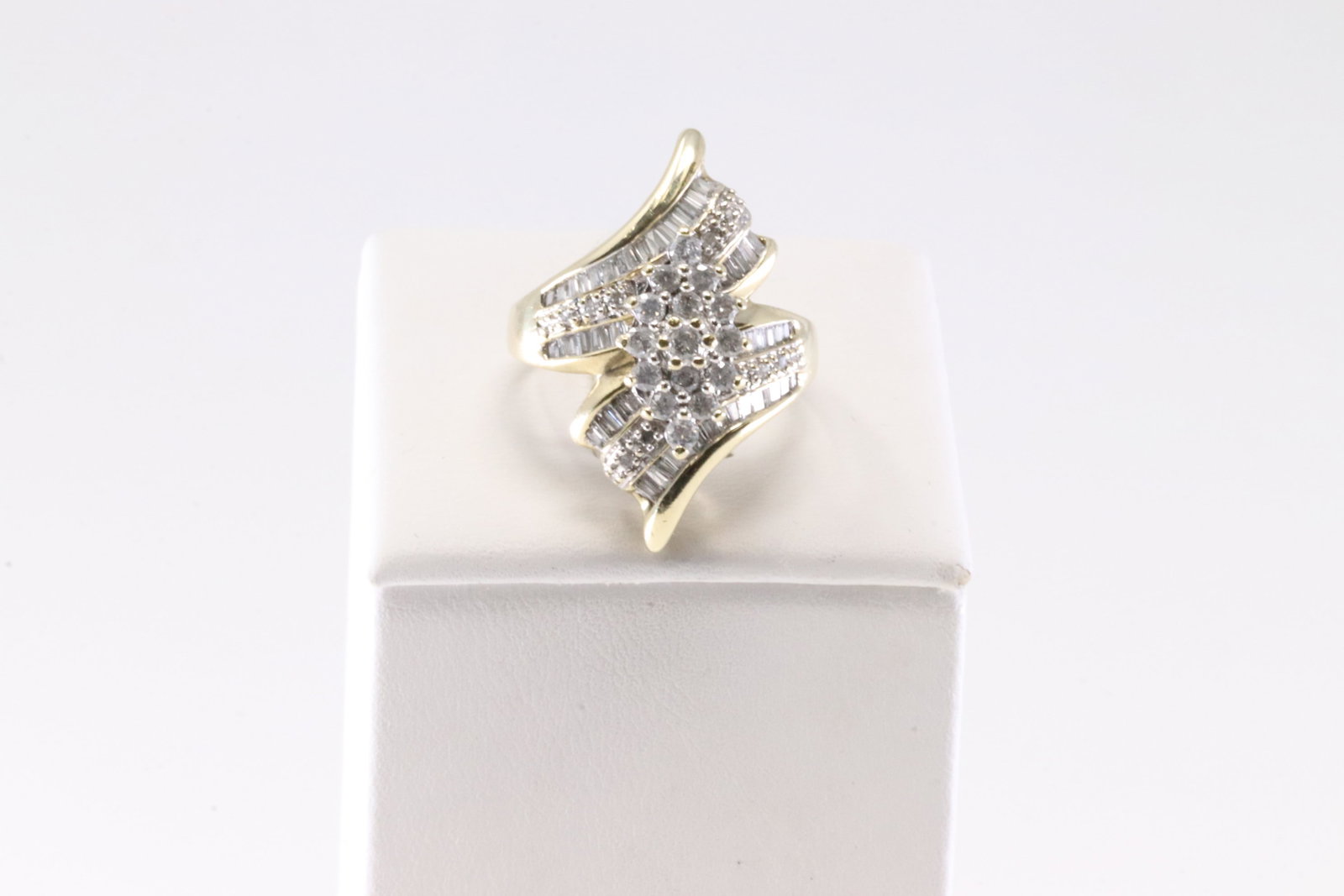 Elegant Diamond Ring 10Kt: Ladies 10Kt Yellow Gold Diamond Ring. This Elegant Ring has Baguette & Round Diamonds. Diamonds weight Approx: 1.30 ctw Ring size: 6.50. Total weight: 5.50 Grams.