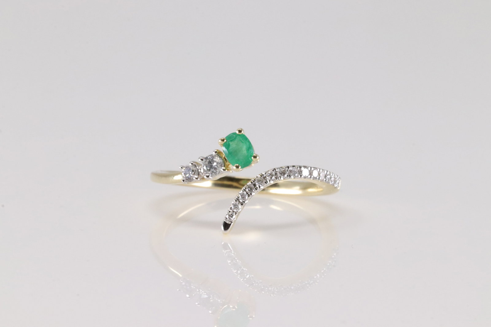 Emerald & Diamond Ring 14kt.: Ladies 14kt Yellow Gold Emerald & Diamond. Goprgeous Ring has Emerald Gem In The Middle & 16 Sparkling Round Diamonds. Emerald Weight: 0.18ct. Diamond Weight: 0.18ctw. Ring Size: 7.00".
