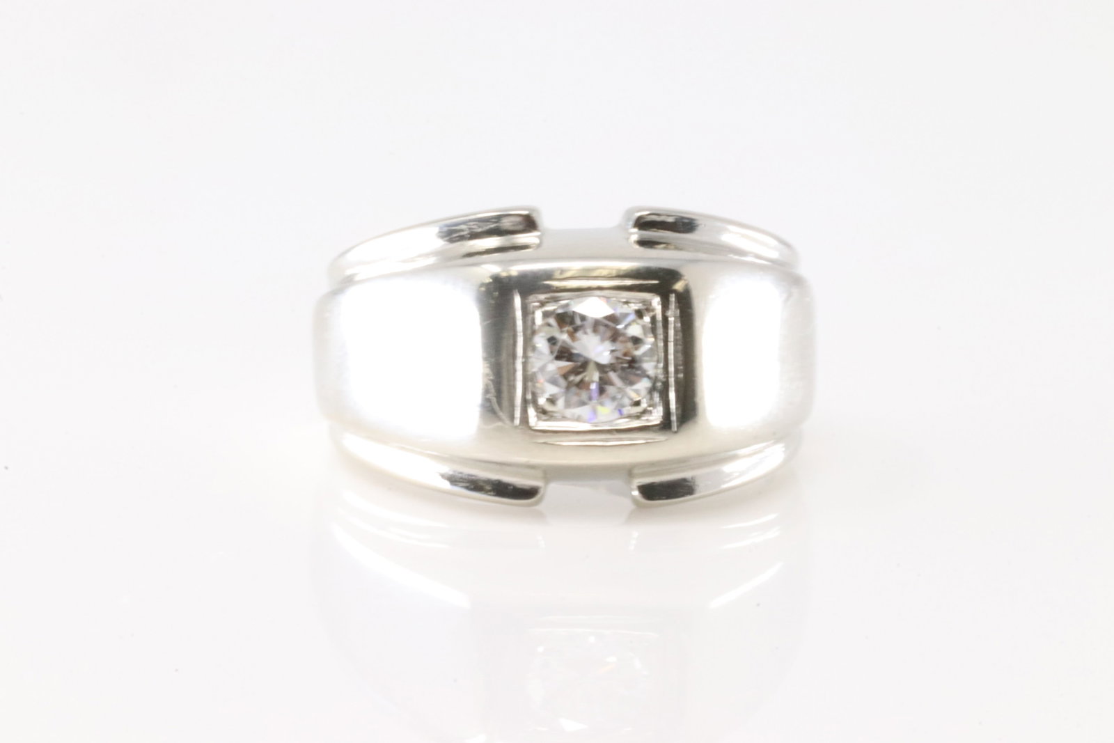 Whiet Gold Diamond Ring 14Kt.: 14Kt White Gold Diamond Ring . This white gold ring has one single brilliant round diamond set in the center the center. Ring size: 4.50. Total weight: 6.70 Grams. Diamond weigh approx 0.40ctw