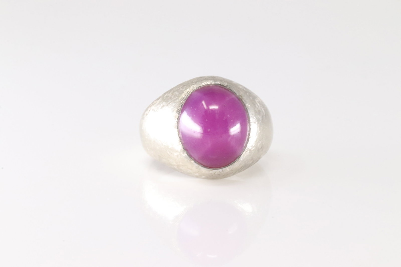 Elegant Ruby Ring 14Kt.: Elegant 14Kt White Gold Ruby Ring. This ring featuring a center Oval Ruby. Ruby weight approx: Measure: Ring size: 6.00. Total weight: 10.50 Grams.