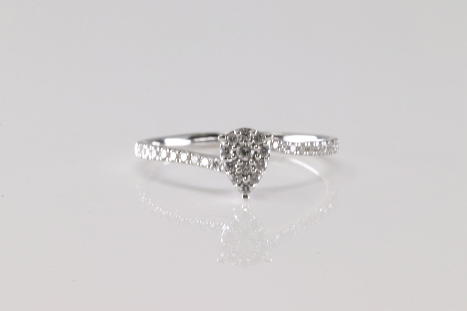 Diamond Ring 14kt.: Ladies 14kt White Gold Diamond Ring. Elegant Ring has 32 Roung Sparkling Diamonds. Diamonds Weight: 0.22ctw. Ring Size: 6.50.